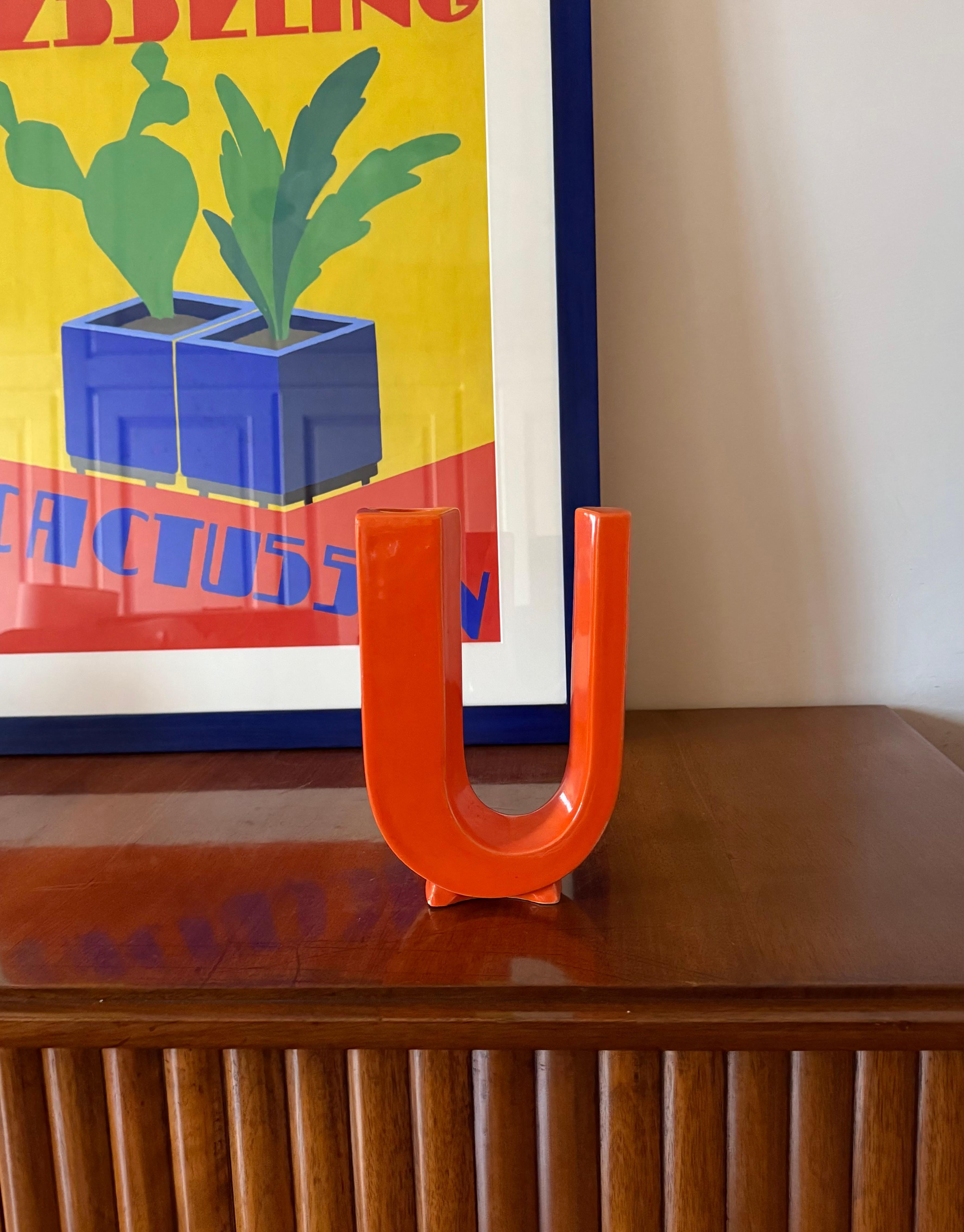 Vase solifleur en céramique en forme de lettre orange de l'ère spatiale

Créations Marcel Radureau France ca. 1970

H 20,5 cm - 15 × 6 cm 

État : excellent, conforme à l'âge et à l'utilisation. 