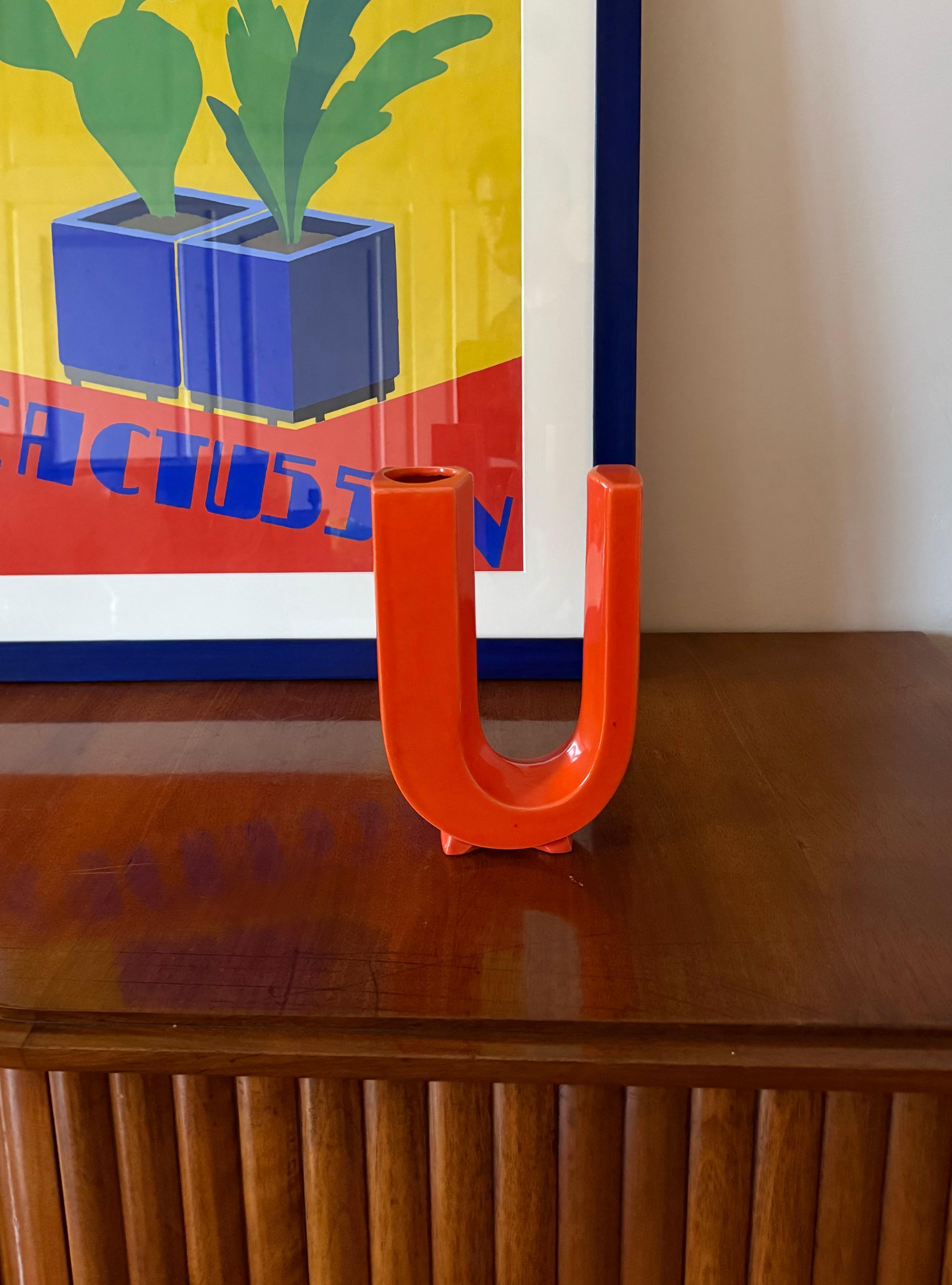 Vase solifleur en céramique en forme de lettre orange de l'ère spatiale

Créations Marcel Radureau France ca. 1970

Marqué sous la base. 

H 20,5 cm - 15 × 6 cm 

État : bon, conforme à l'âge et à l'utilisation. Petit éclat sur la base