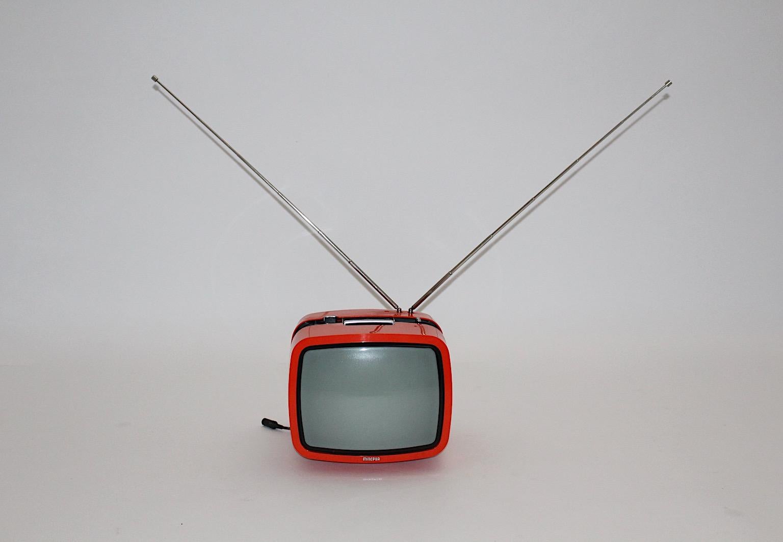 Télévision vintage orange de l'ère spatiale d'après le modèle en plastique Ikaro de Minerva, années 1970, Autriche.
Ce téléviseur portable avec un boîtier en plastique orange de Minerva, Autriche, a été fabriqué pour les marchés italien et suisse