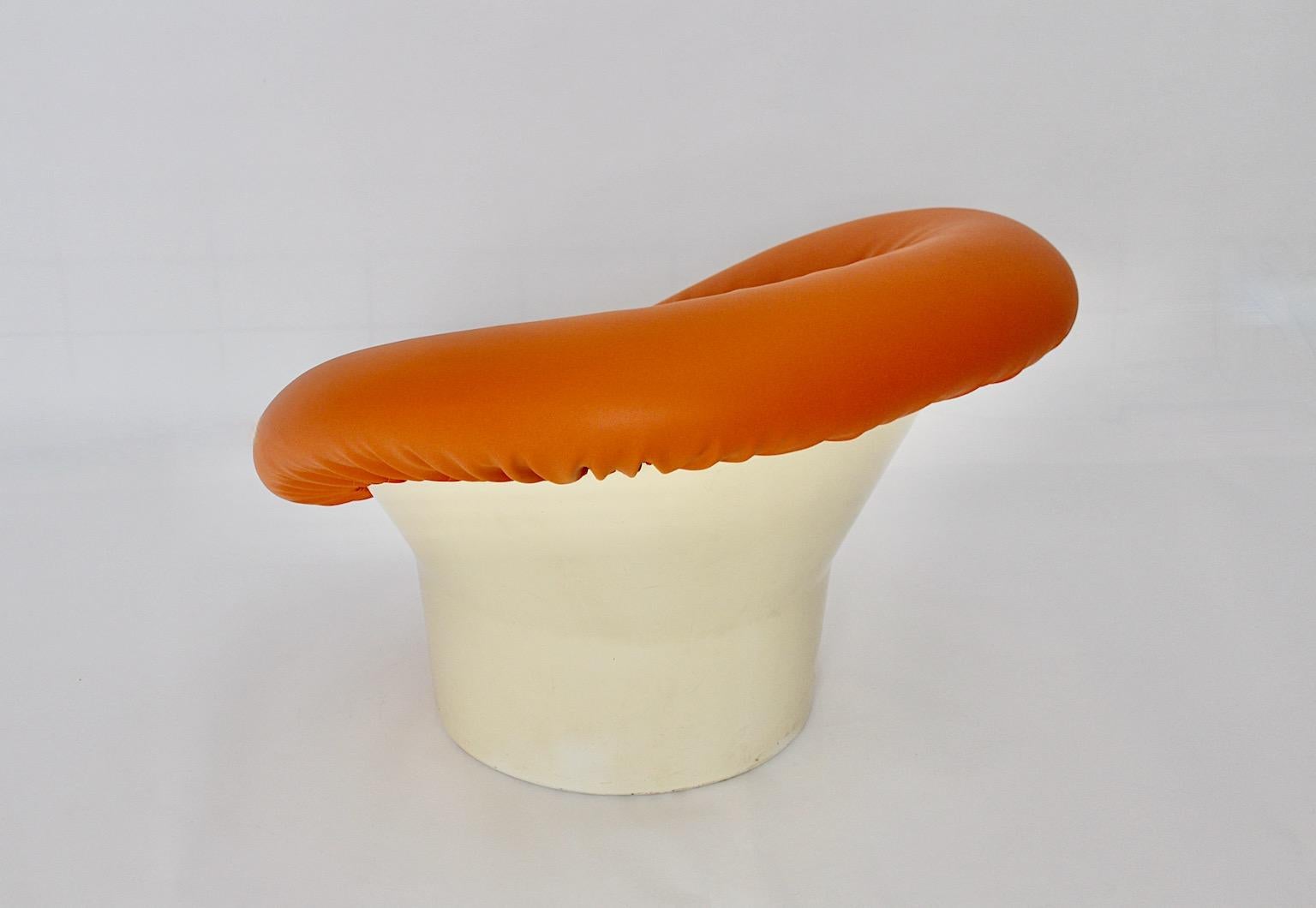 Imitation cuir Fauteuil club fauteuil champignon orange et blanc de l'ère spatiale, France, années 1960