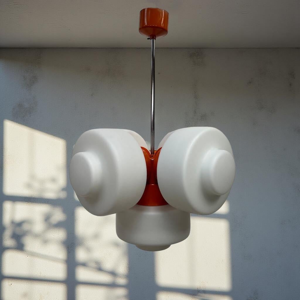 Space Age Lampada a sospensione scultorea in vetro opalino arancione e bianco, Cechia, anni 70 in vendita