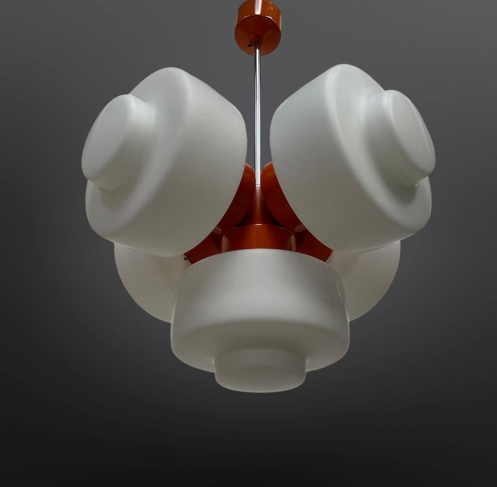 Ceco Lampada a sospensione scultorea in vetro opalino arancione e bianco, Cechia, anni 70 in vendita