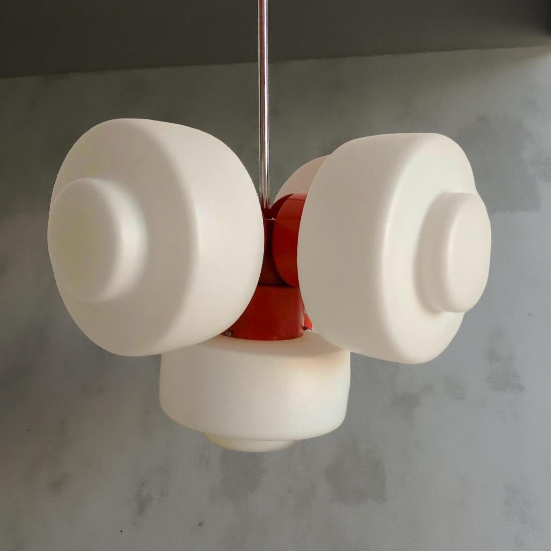 Lampada a sospensione scultorea in vetro opalino arancione e bianco, Cechia, anni 70 In condizioni buone in vendita a Trieste, IT