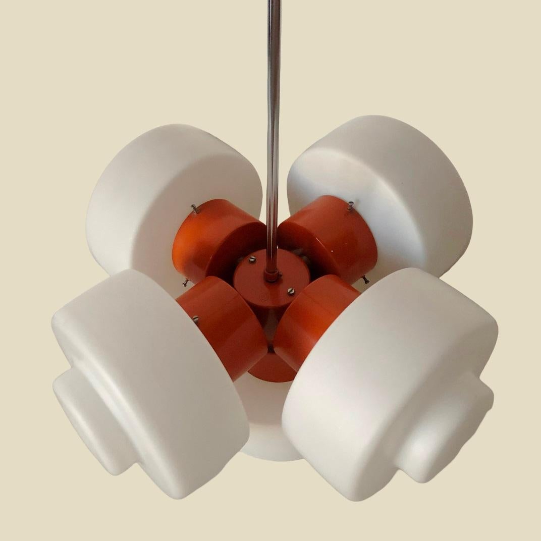 Lampada a sospensione scultorea in vetro opalino arancione e bianco, Cechia, anni 70 in vendita 1