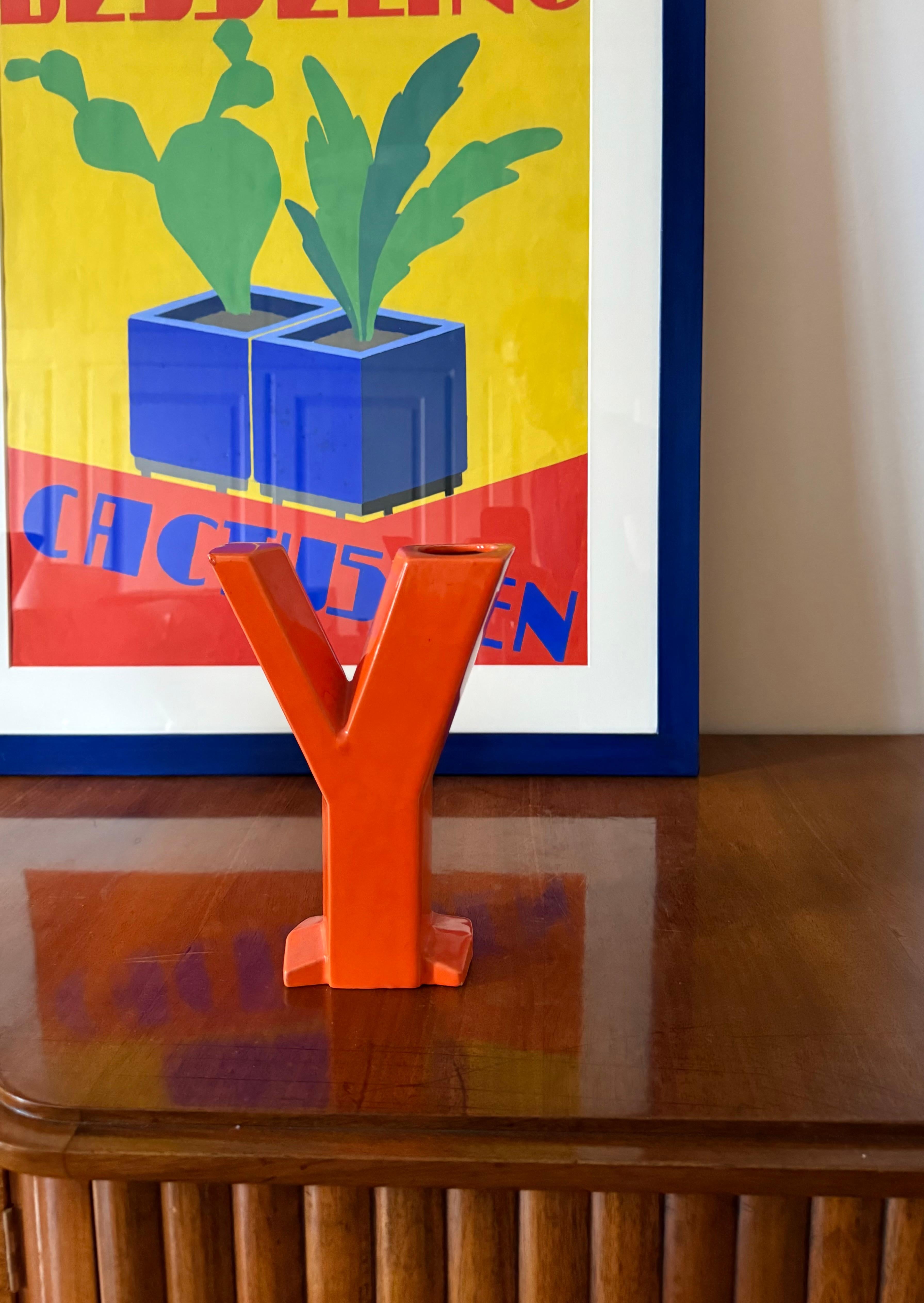Jarrón de cerámica solifleur con forma de letra naranja de la era espacial

Creaciones Marcel Radureau Francia ca. 1970

H 20,5 cm - 14 × 6 cm 

Estado: bueno, acorde con la edad y el uso. Pequeño desconchón en la parte superior