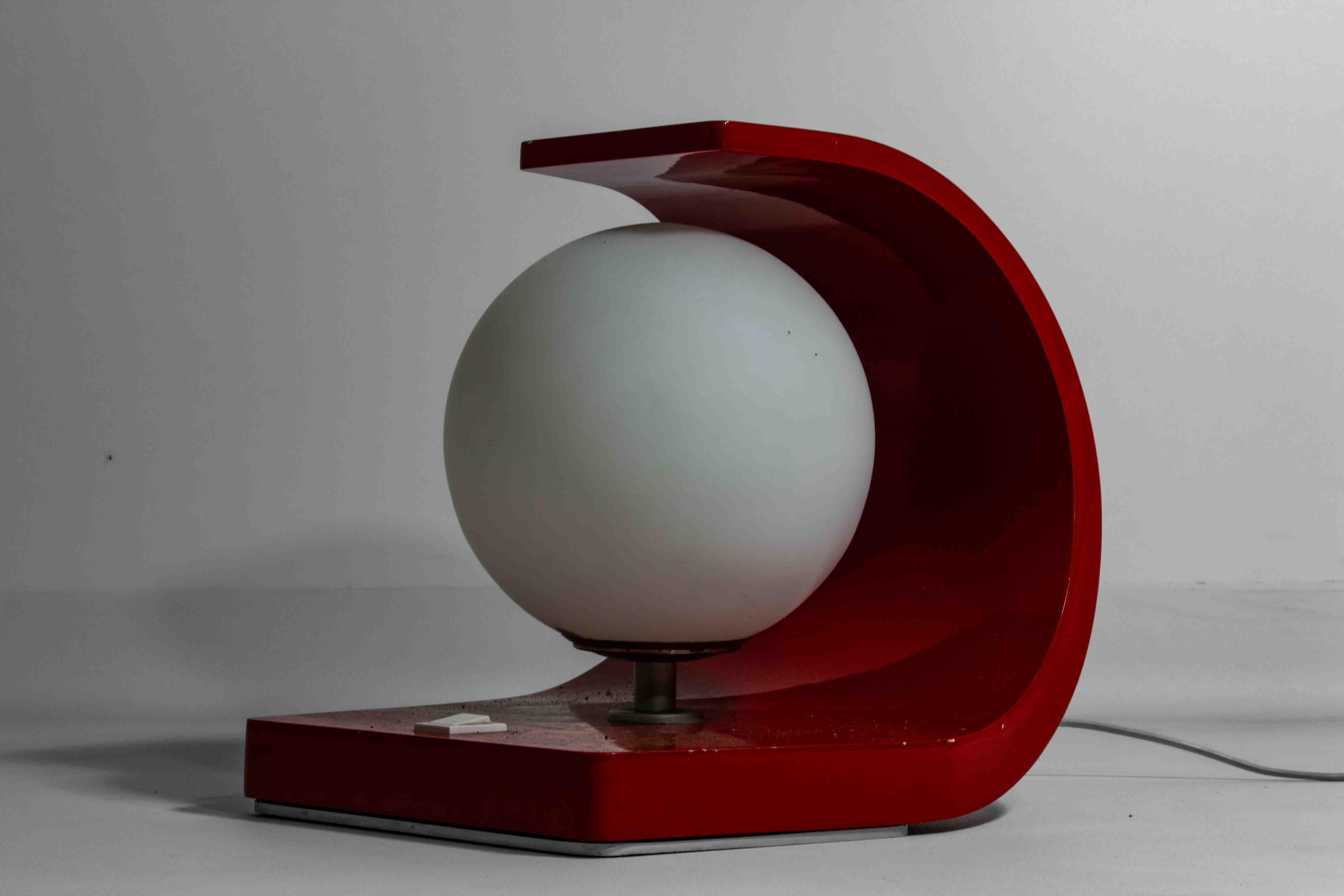 italien Lampe obb de l'ère spatiale dans un boîtier en stratifié rouge, Italie, années 1960 en vente