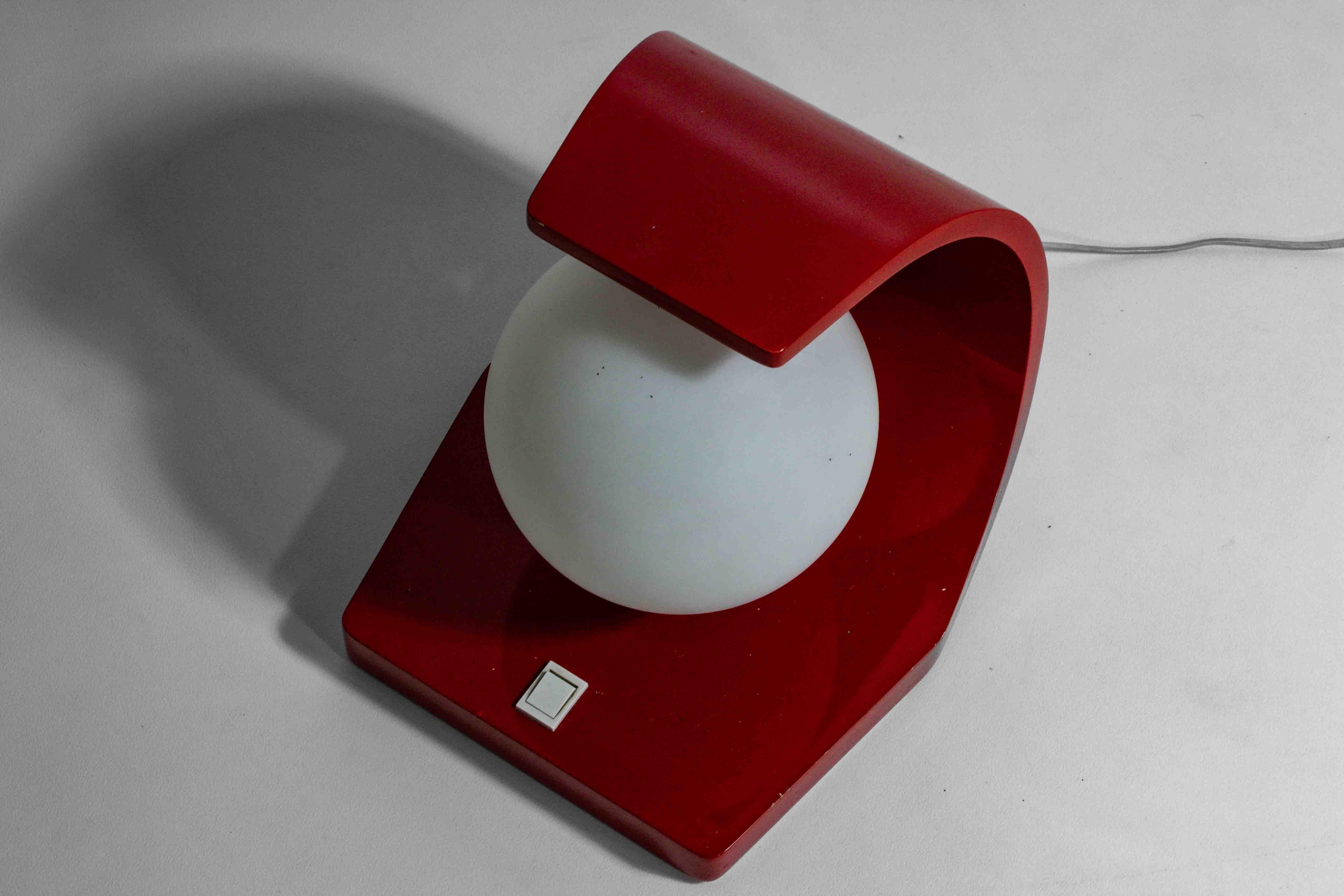 Lampe obb de l'ère spatiale dans un boîtier en stratifié rouge, Italie, années 1960 Bon état - En vente à Antwerpen, VAN