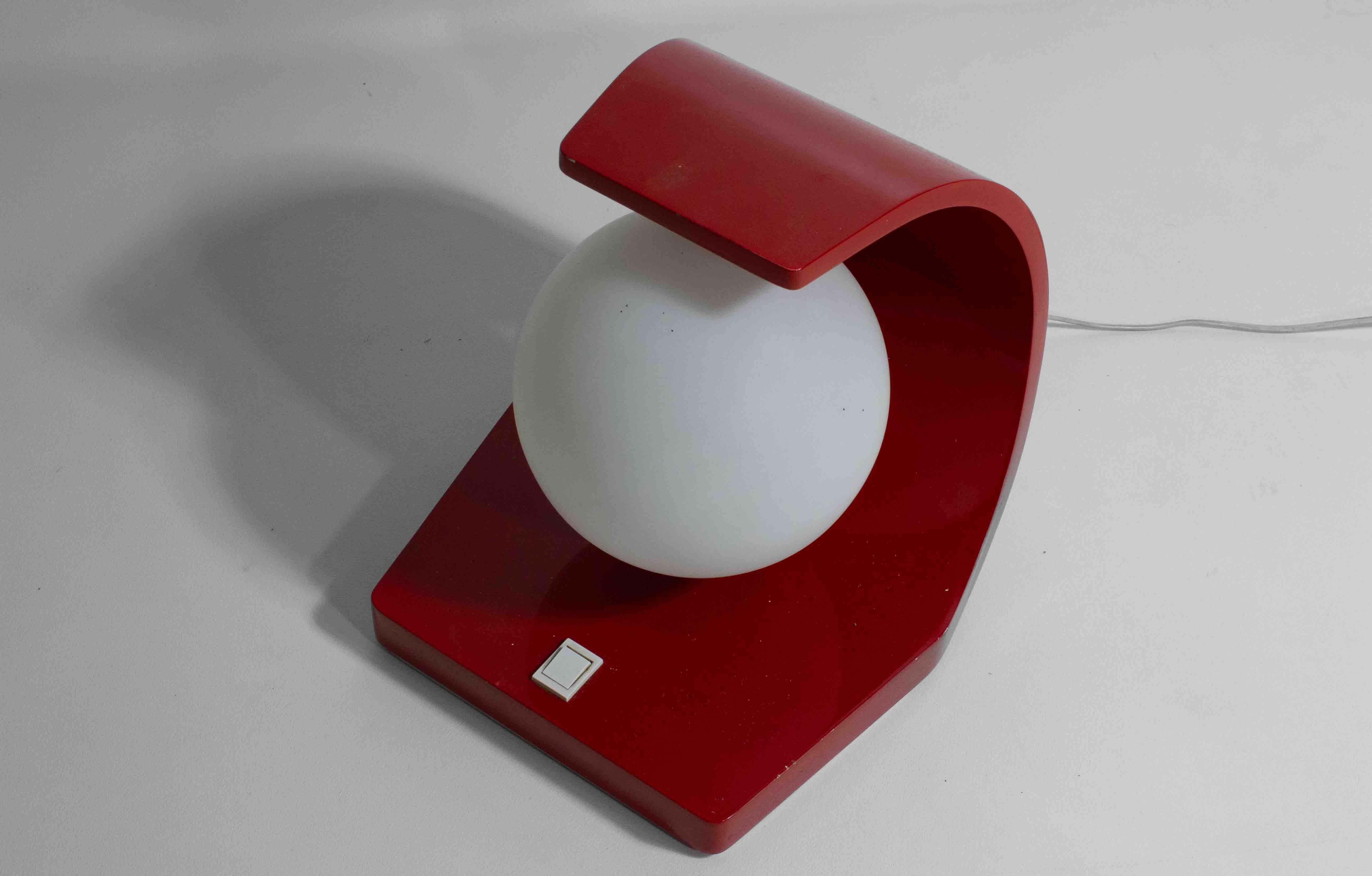 Milieu du XXe siècle Lampe obb de l'ère spatiale dans un boîtier en stratifié rouge, Italie, années 1960 en vente