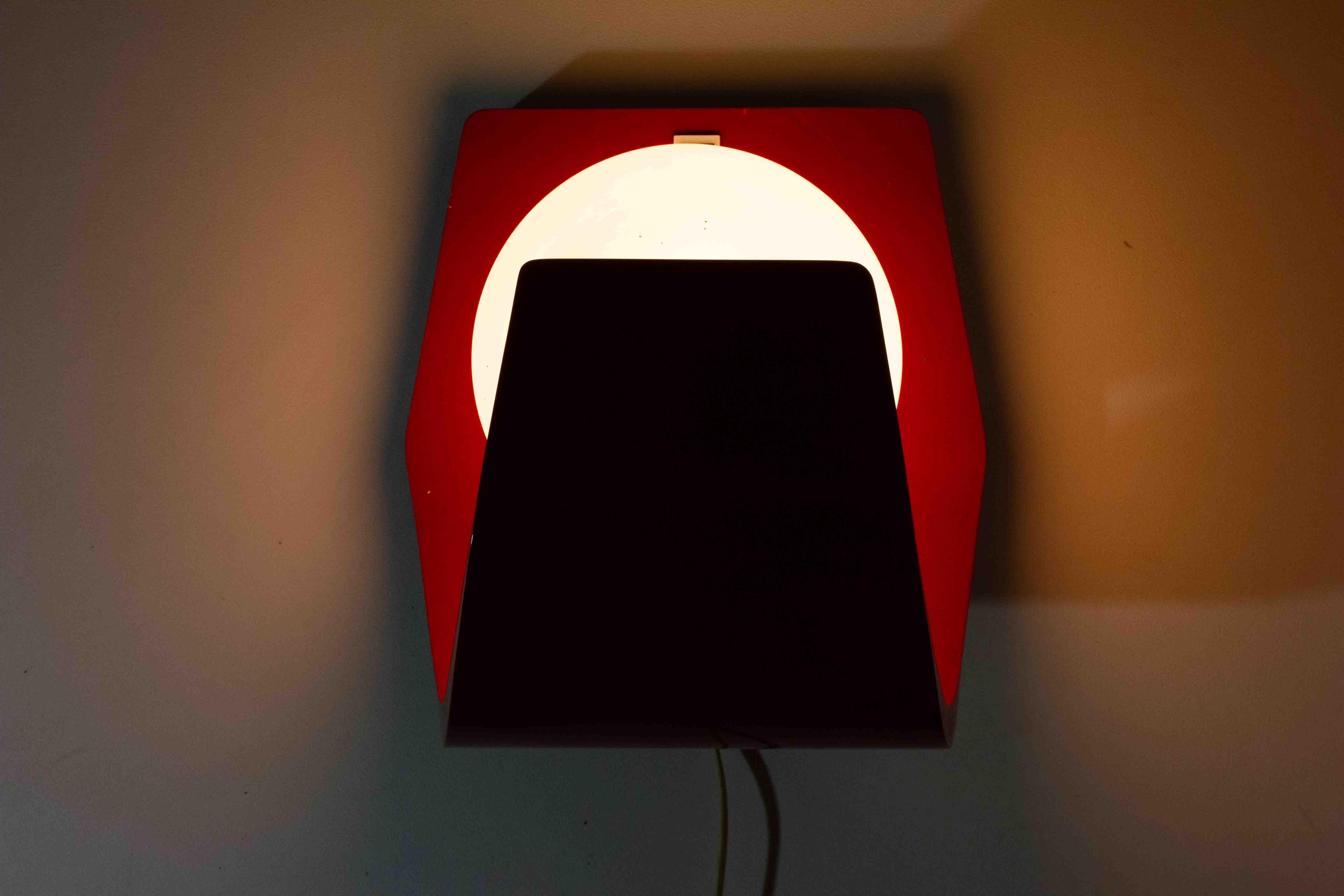 Verre dépoli Lampe obb de l'ère spatiale dans un boîtier en stratifié rouge, Italie, années 1960 en vente