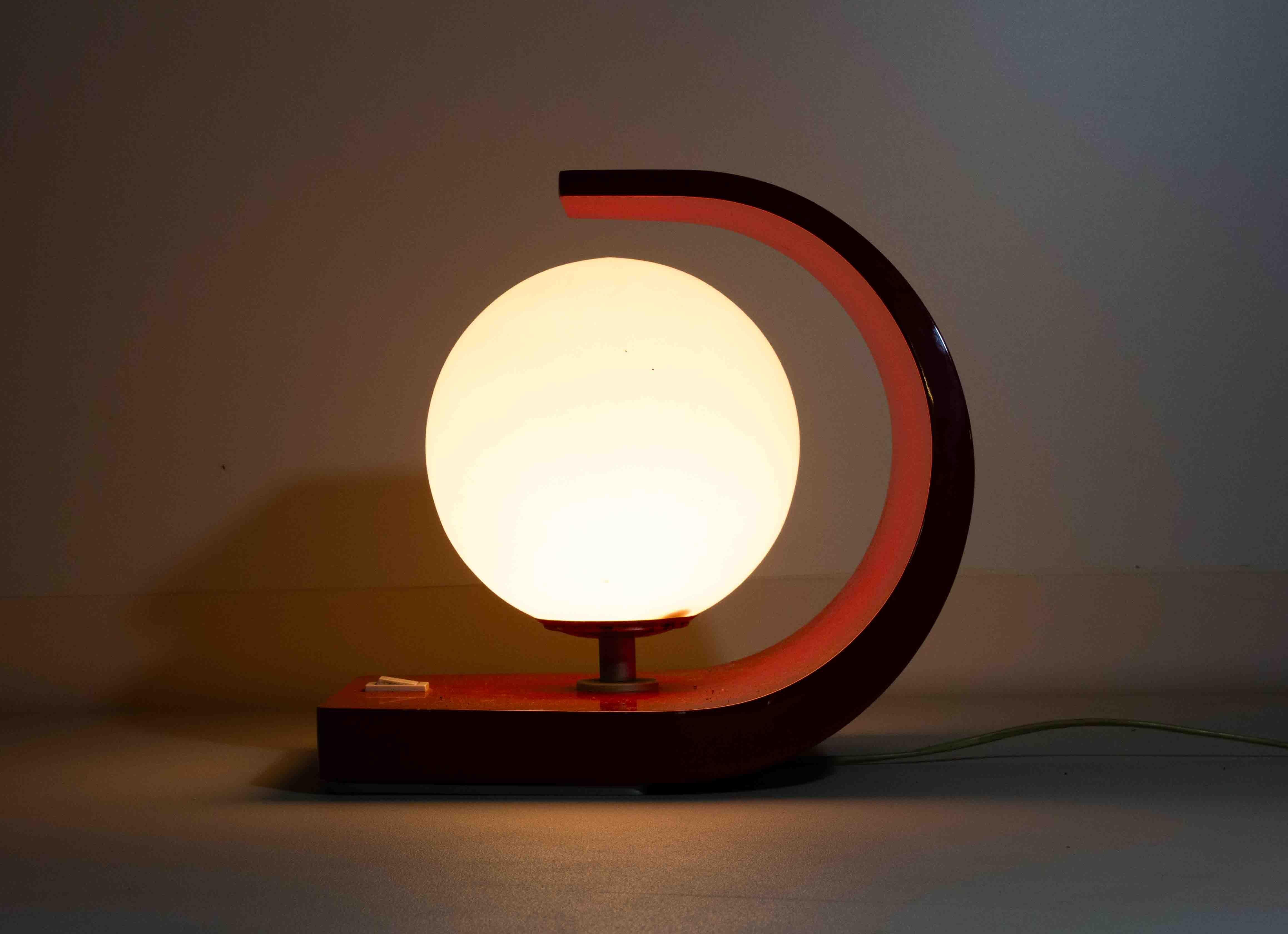Lampe obb de l'ère spatiale dans un boîtier en stratifié rouge, Italie, années 1960 en vente 1