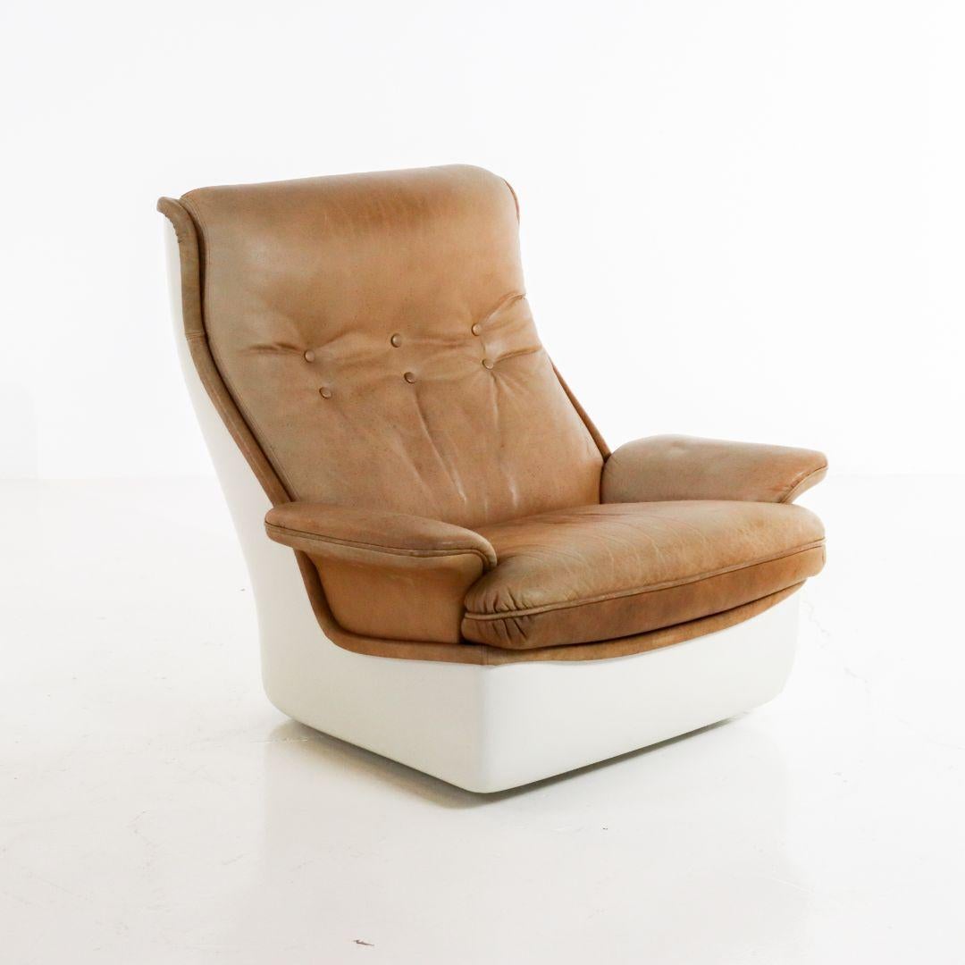Space Age Orchid Armchair by Michel Cadestin for Airborne 1970s In Good Condition For Sale In BAARLO, LI