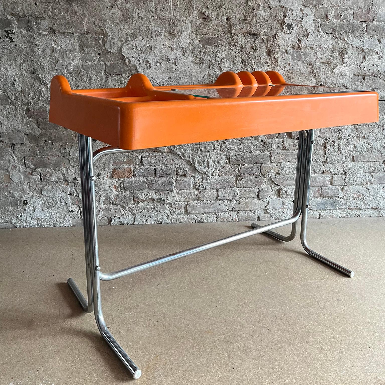 Rara scrivania Orix color mandarino di Nani Prina & Vittorio Parigi per Molteni, anni '70. Stampato in plastica ABS. Le vaschette sono pensate come porta lettere o porta utensili. Non presenta scheggiature o crepe, ma ha alcuni graffi, macchie sul