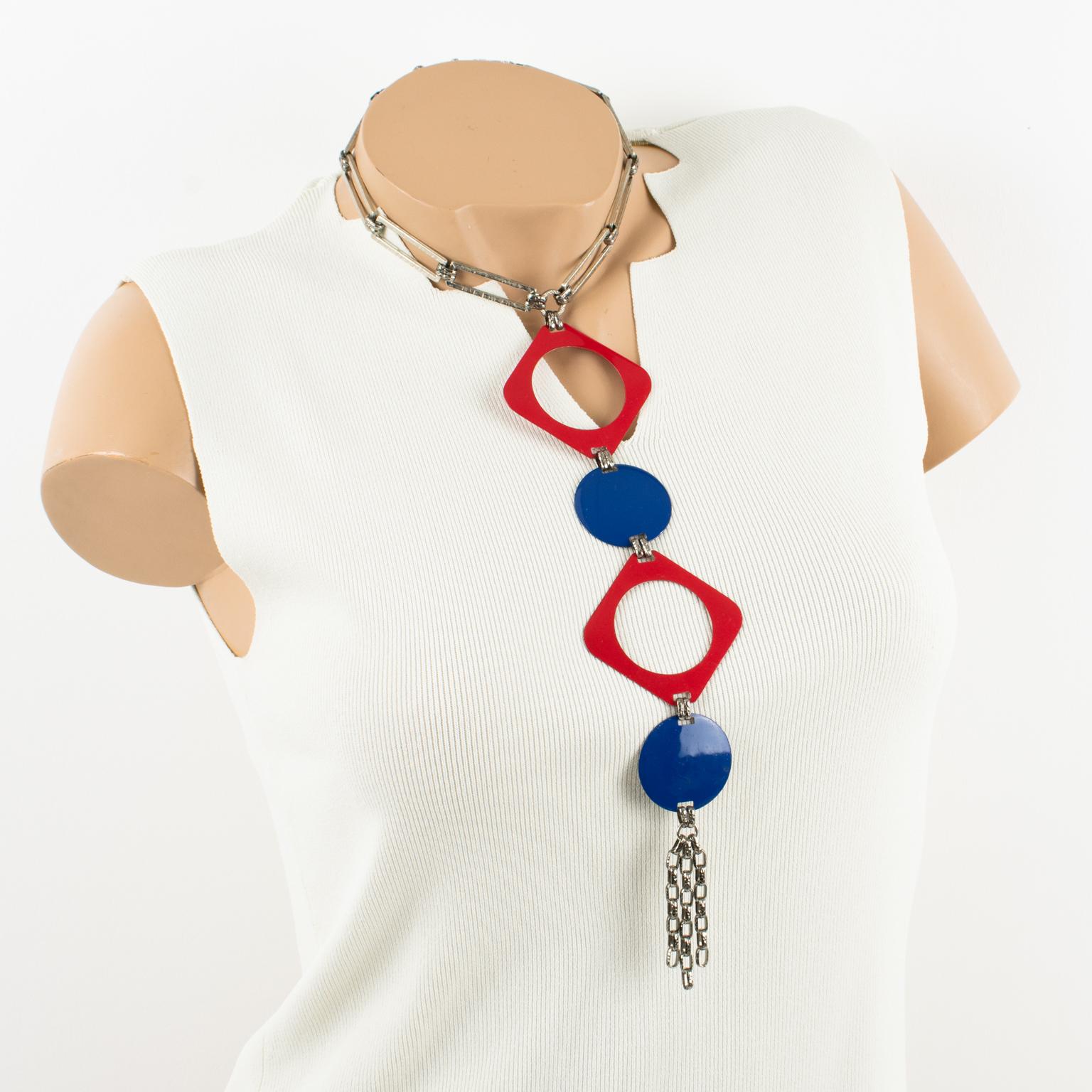 This stunning collar necklace with Space Age design was designed in France in the 1960s. This piece is nicely made and is reminiscent of Paco Rabanne's metal jewelry work. The necklace features an around-the-neck stainless steel heavy-worked link