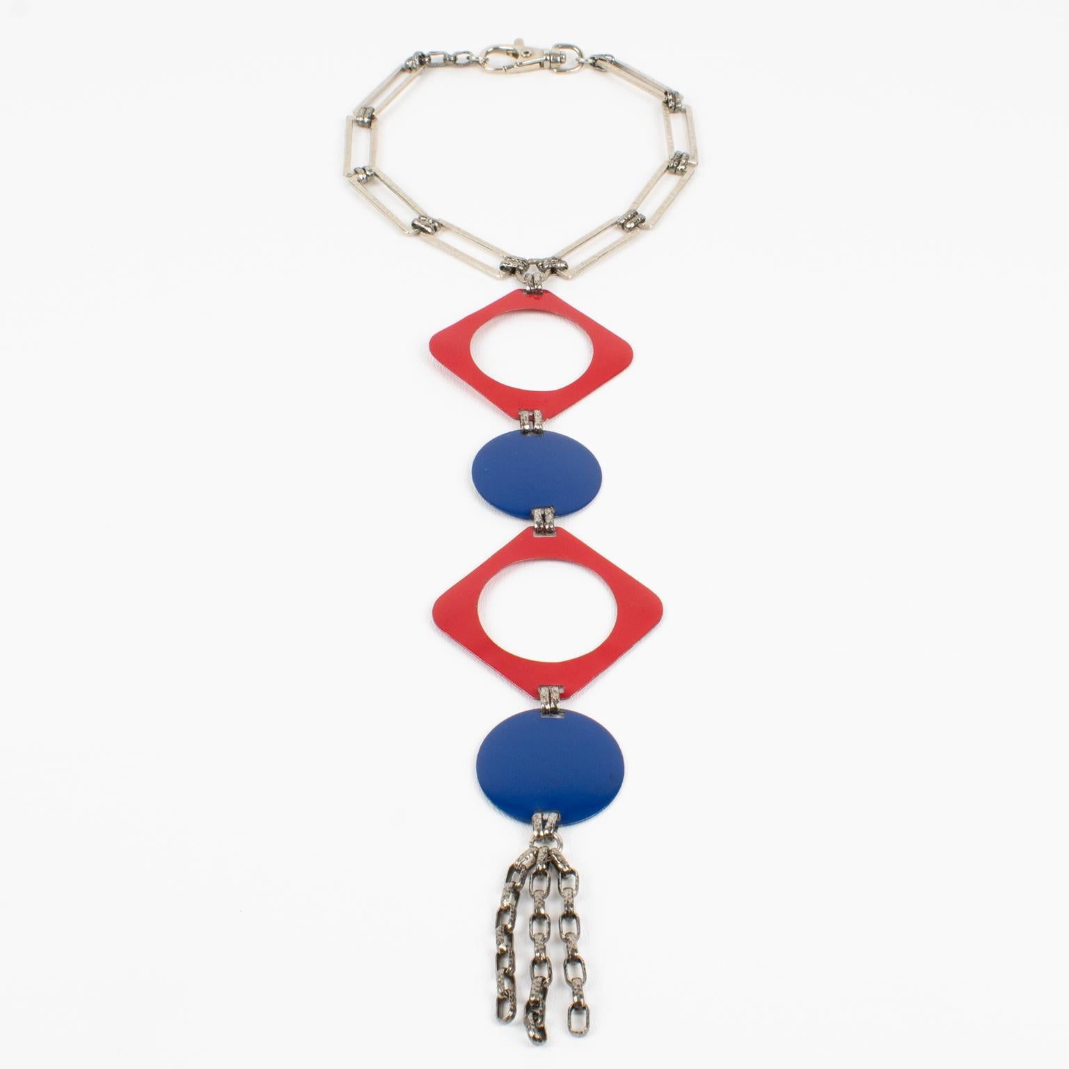 Halskette mit Kragen im Paco Rabanne-Stil des Space Age-Zeitalters mit blauem und rotem Emaille-Anhänger für Damen oder Herren im Angebot