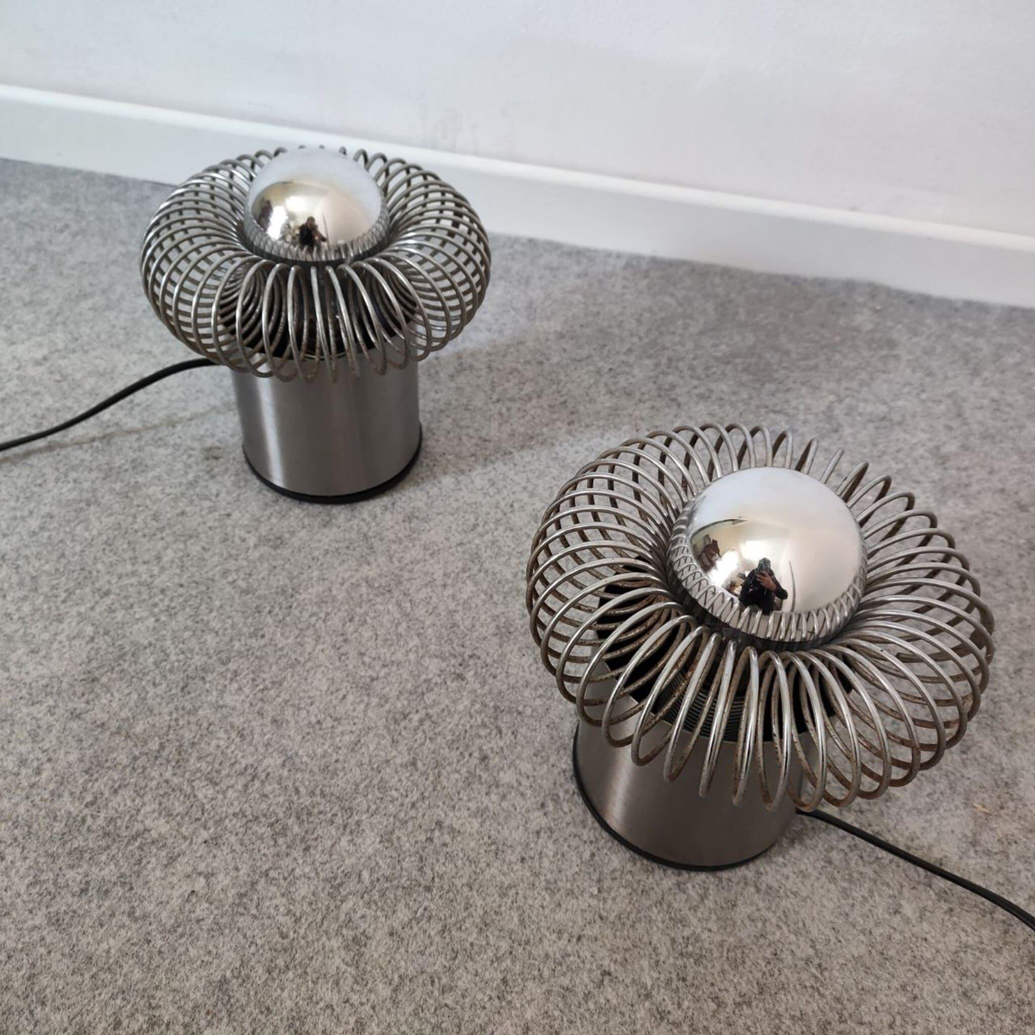 Dieses seltene Tischlampenpaar wurde in den 1970er Jahren von Philippe Rogier für Oxar in Frankreich entworfen und ist eines der faszinierendsten Beispiele für europäisches Space Age Design.

Jede Leuchte hat eine klare, minimalistische, kubische