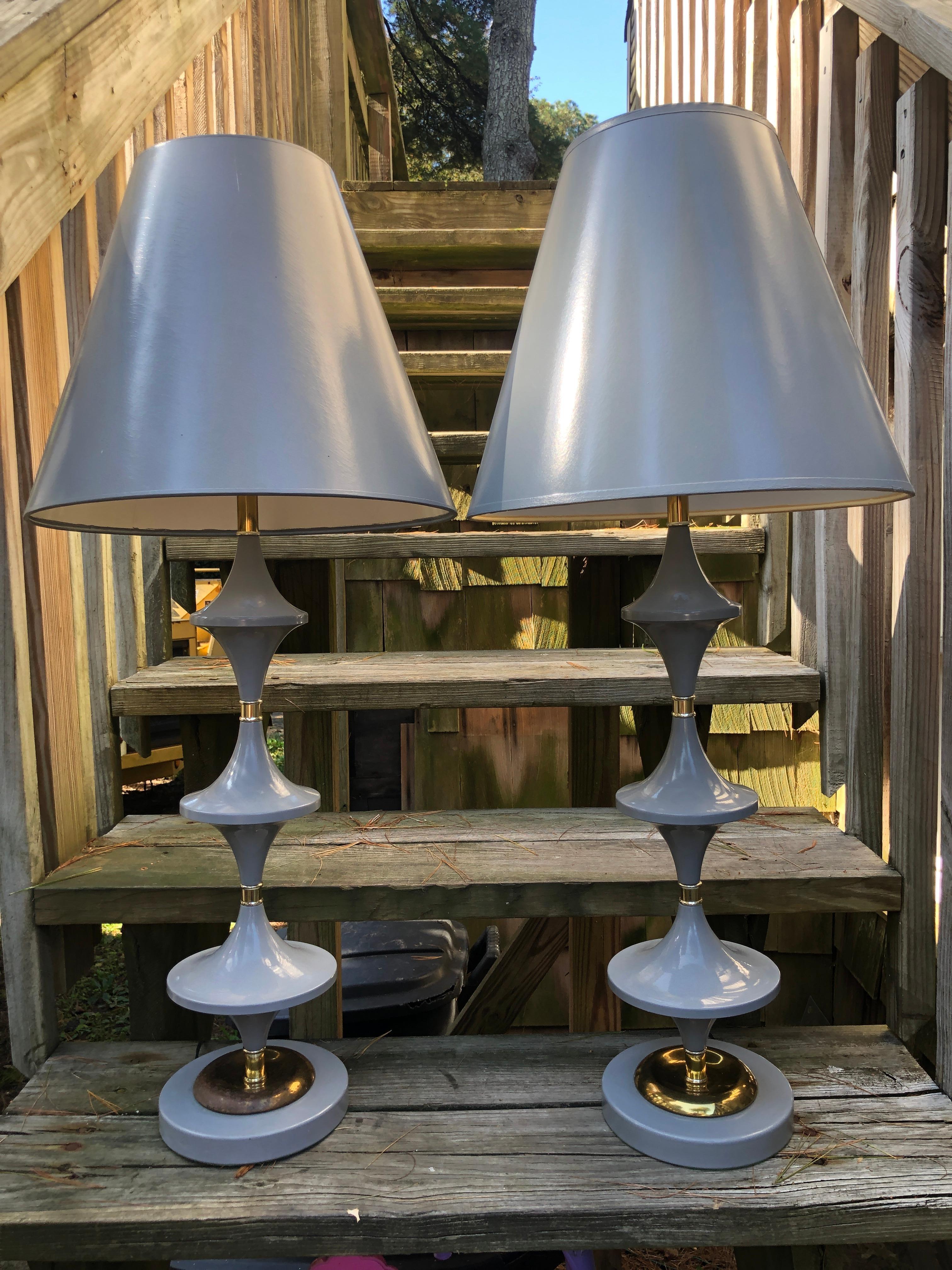 Space-Age Pair UFO Grey Gerald Thurston style Lamps Lightolier Mid-Century For Sale 2
