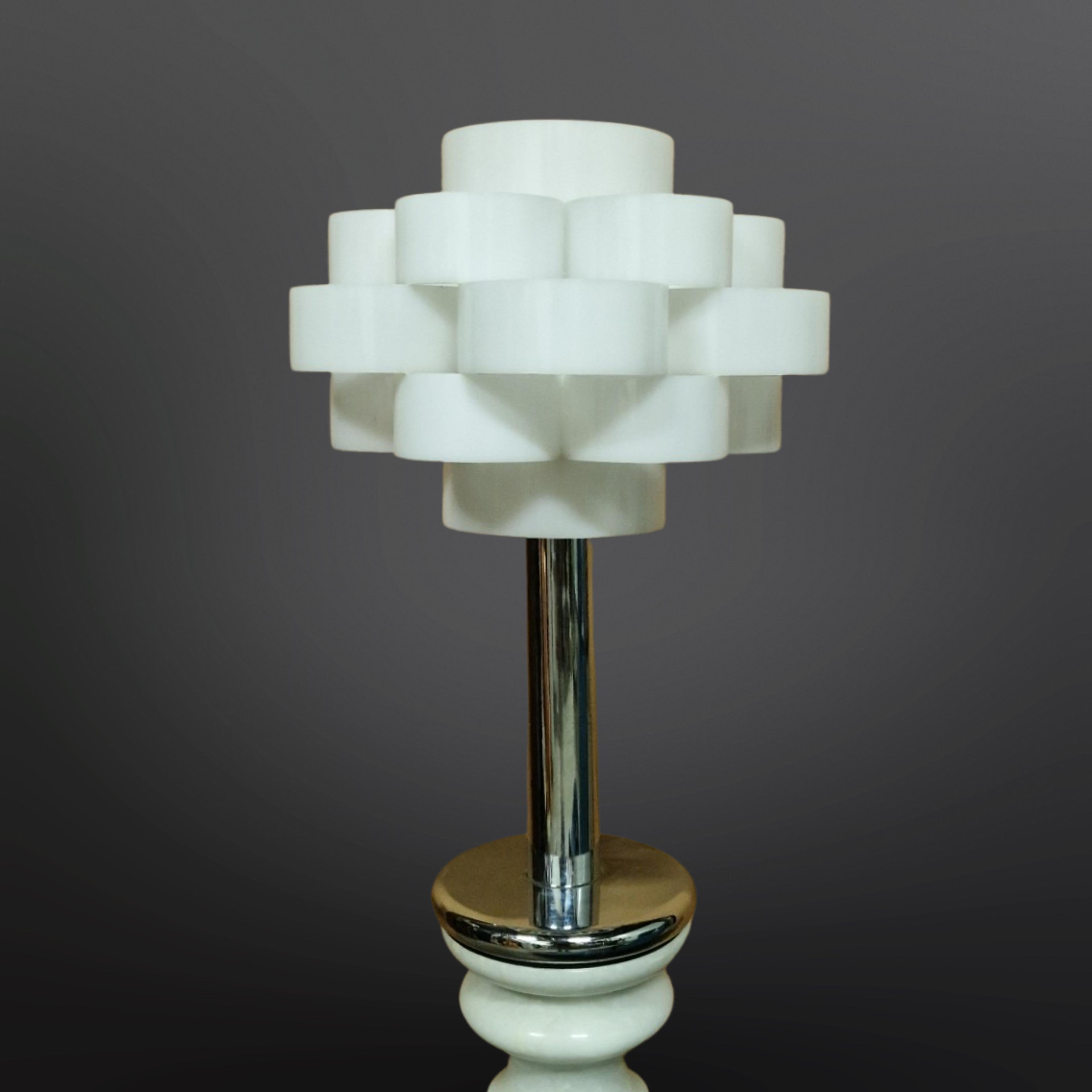 Space age table lamp with a plexiglass Verner Panton style shade. Made in Italy during the 1960s by Targetti. The base is made from chrome plated metal. The shade is made from stacked plexiglass rings. 

The shade measures 35cm in diameter. The