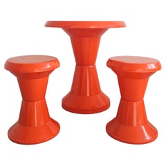 Set da giardino "Diabolo", tavolo e due sgabelli in plastica arancione