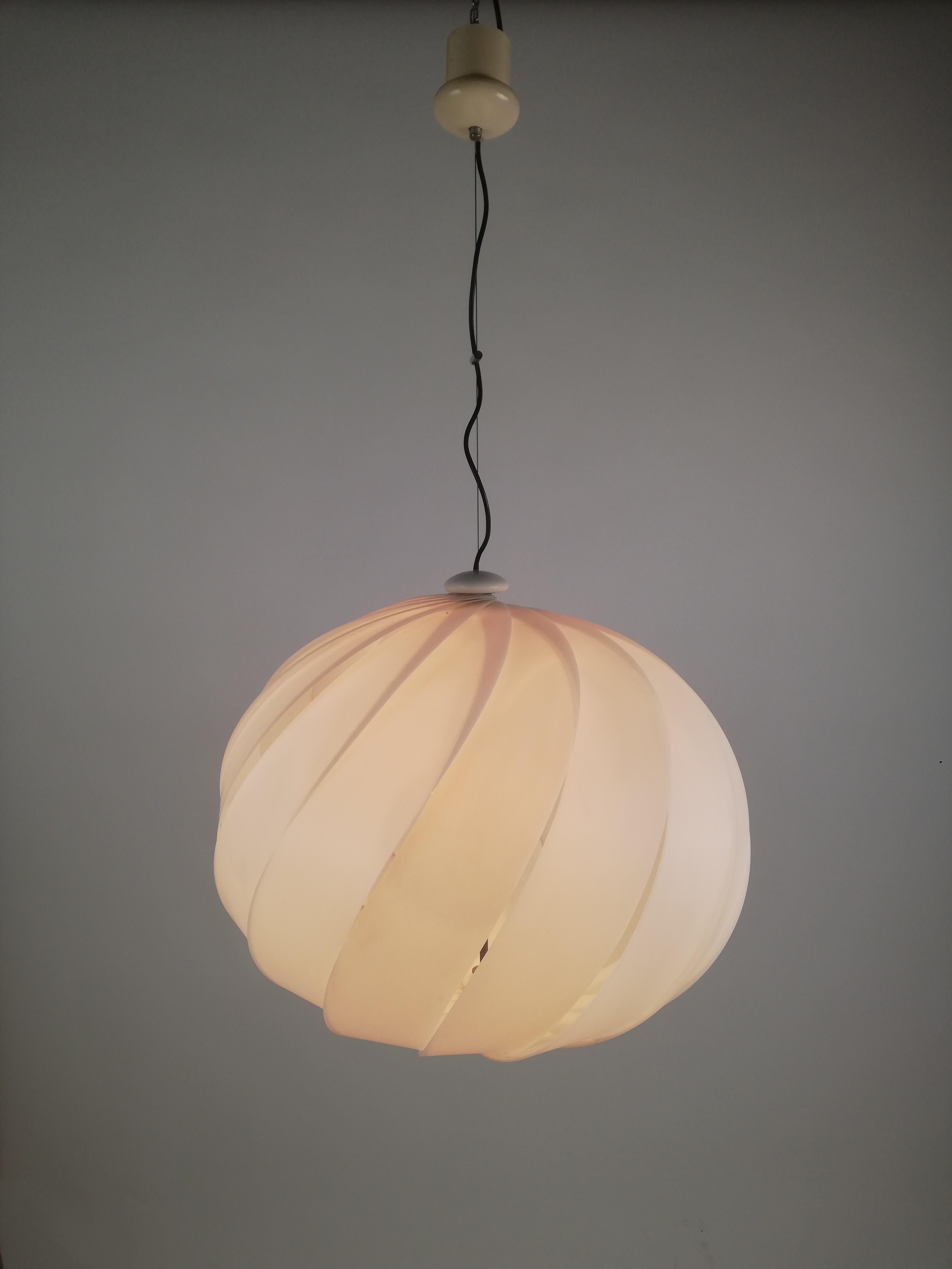 Space Age Pendant by Guzzini in the Style of Eclipse Lamp of Mauricio Klabin In Good Condition For Sale In Roma, IT