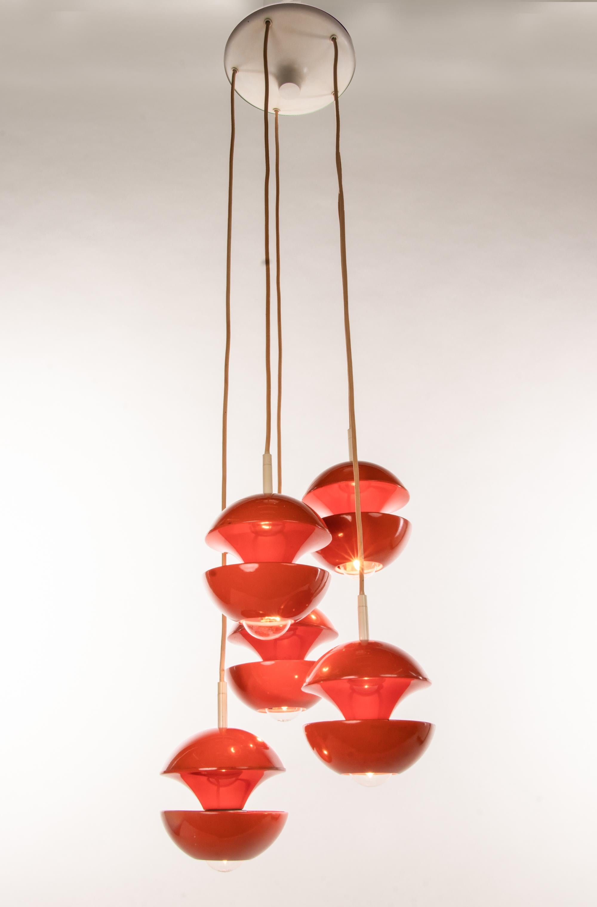 Mid-Century moderno Ciondolo a forma di tulipano arancione e bianco di Klaus Hempel per Kaiser, Germania, 1972 in vendita