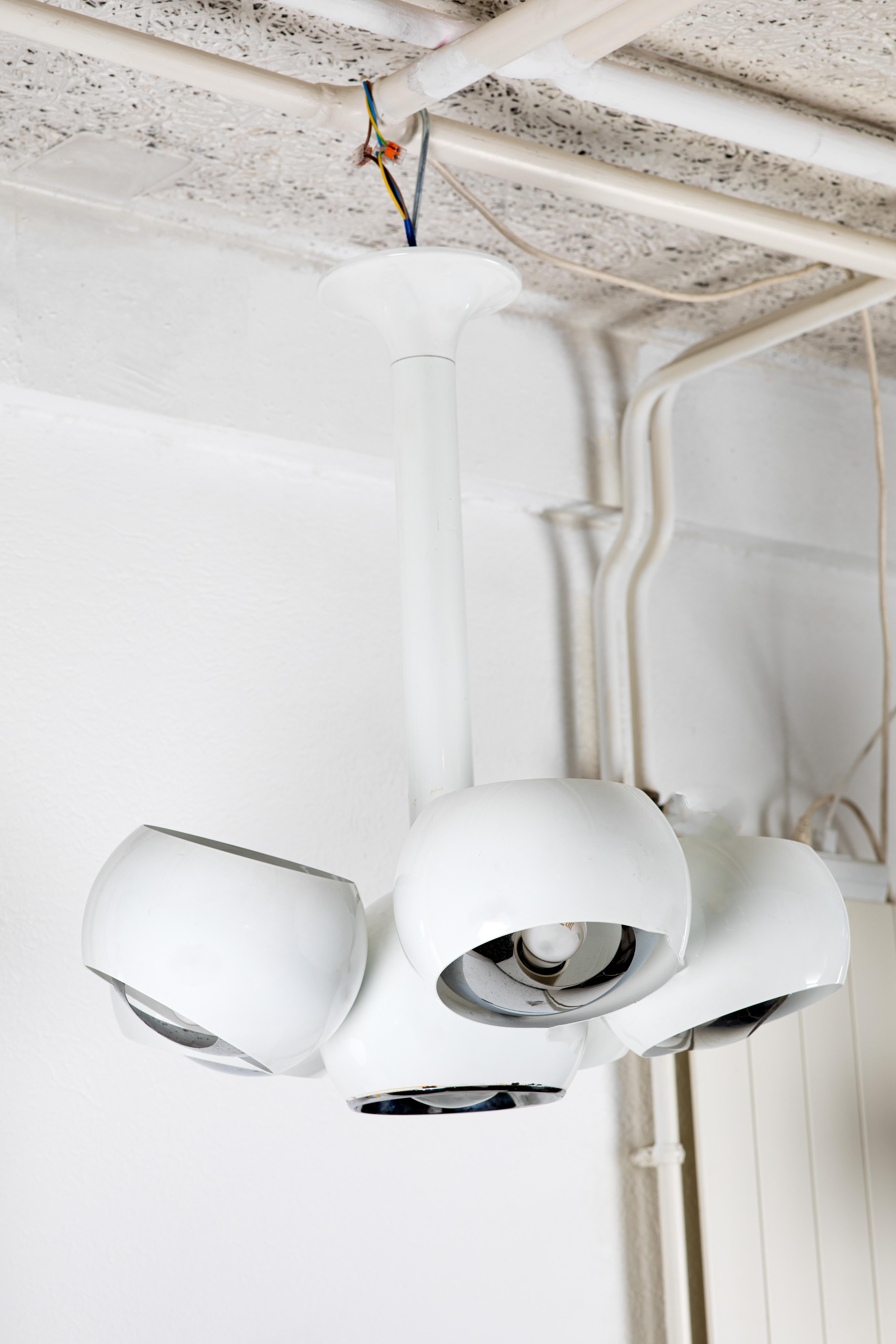 Questa straordinaria lampada a sospensione Space AGE degli anni '70 è un vero e proprio pezzo forte, che incarna il fascino dell'epoca per il design futuristico e modulare. Composto da sfere di metallo laccato con interni cromati riflettenti, crea