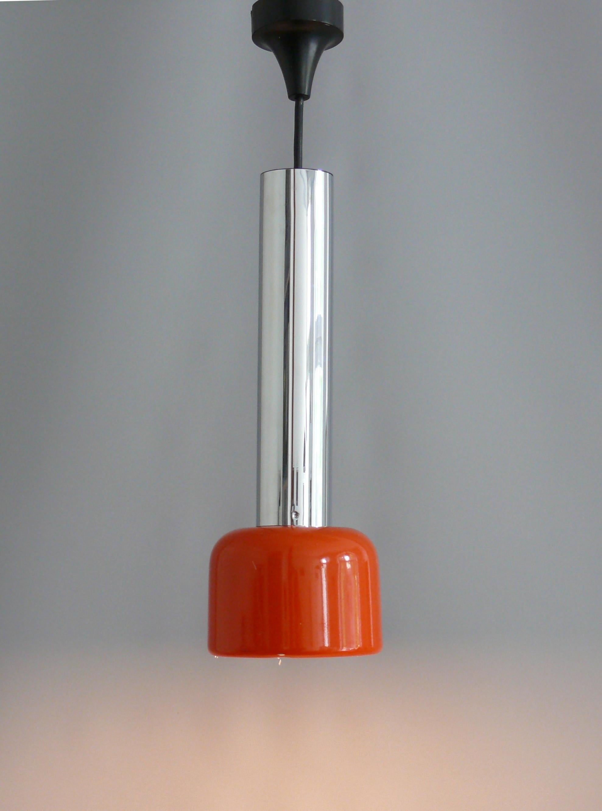 Pendant lamp with red painted screen, Staff Germany model 005465.

Design classic from the 1960s in a design typical of the time with rounded edges and chrome elements. The black canopy is also very beautifully designed. The shade is coated in white