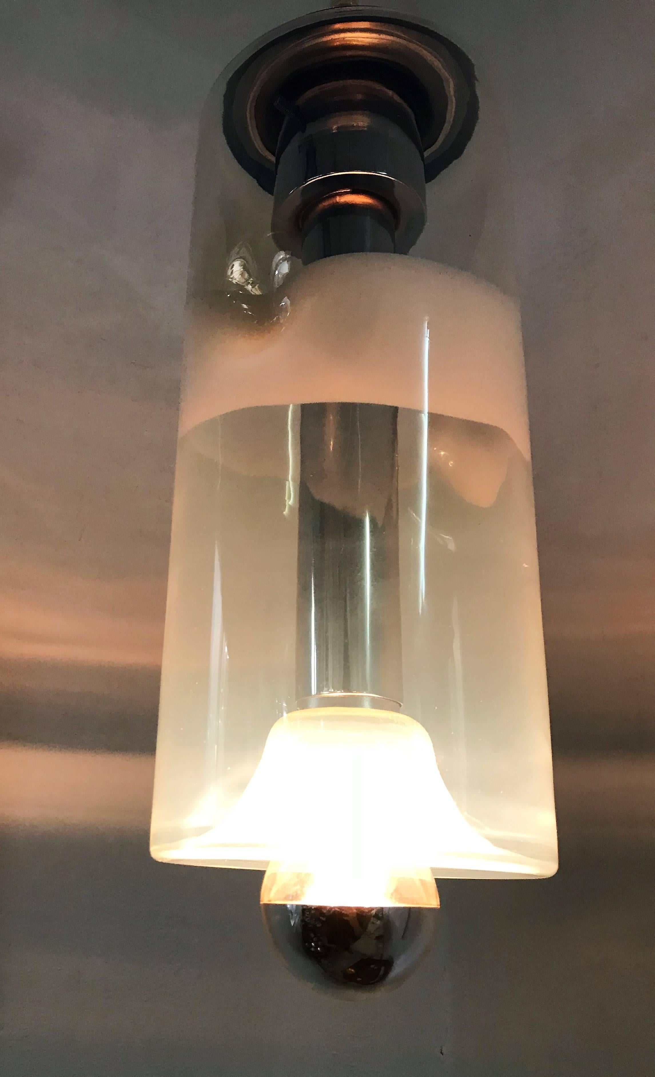 Araña de cristal de Murano de la Era Espacial, diseñada por Sothis, sostiene una luz, el cristal tiene una pantalla opalina azul que puede variar según la bombilla utilizada, circa 1970.
Medidas
La pantalla mide 39 cm de alto y 17 cm de diámetro,