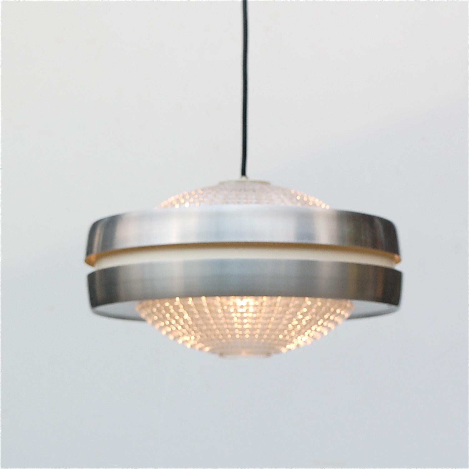 RAAK B1044 pendant lamp. The design is very evocative of the 1960s whilst still retaining a simplicity that makes it an easy piece to integrate in contemporary interior design. The centre is made of a textured, clear rock crystal globes in two halfs