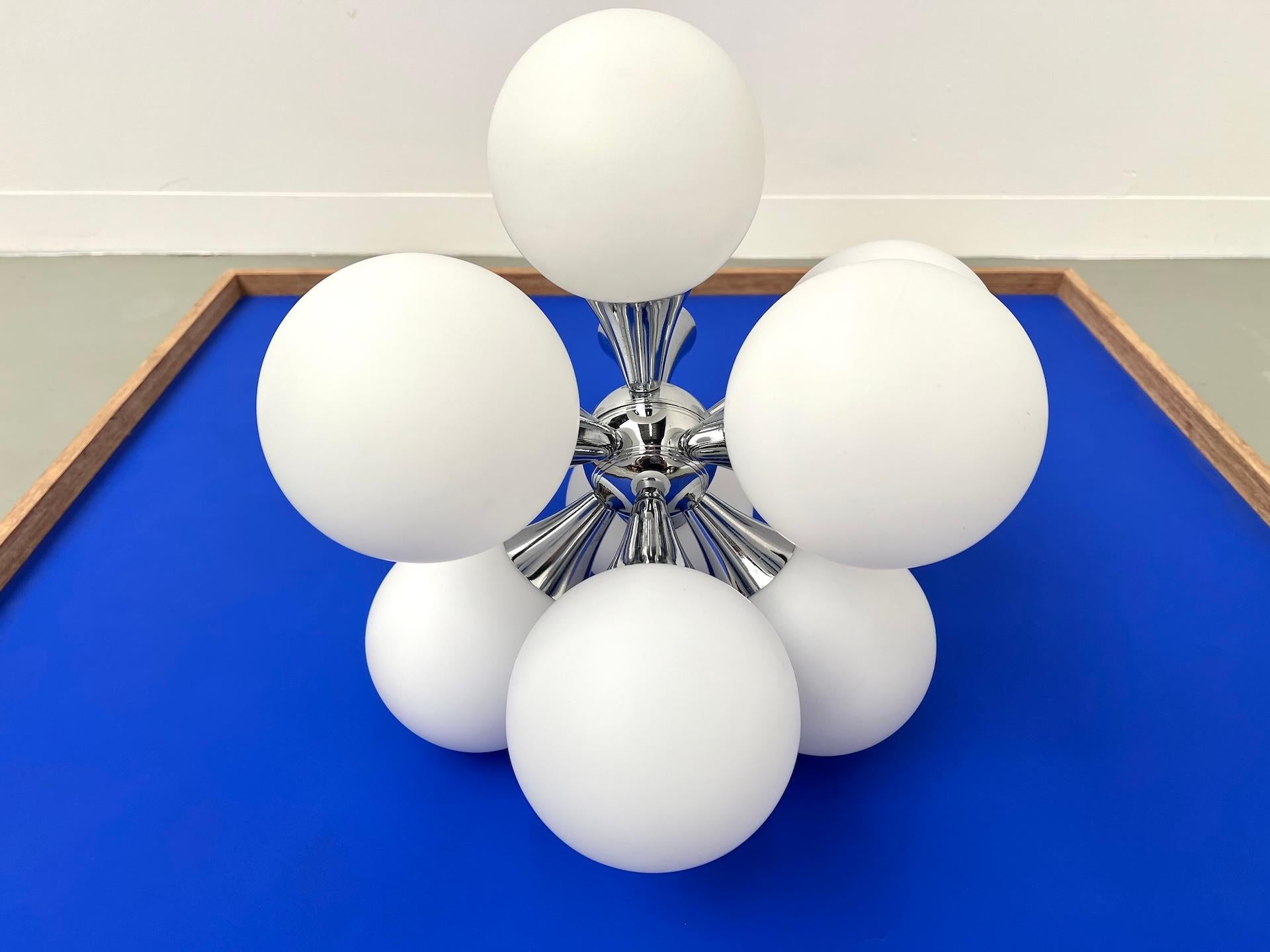 Lampada a sospensione dell'era spaziale, modello Sputnik degli anni '60 con 9 globi. in vendita 3