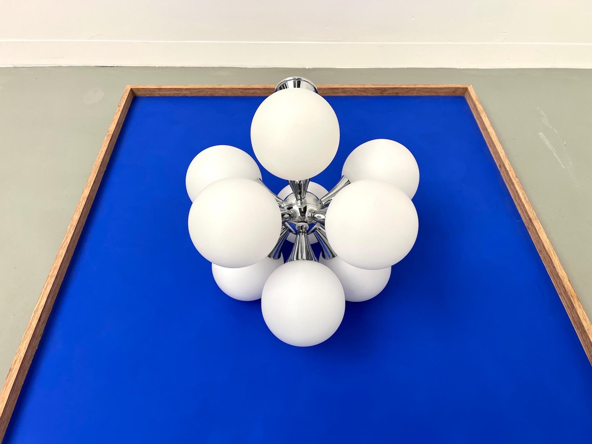 Lampada a sospensione dell'era spaziale, modello Sputnik degli anni '60 con 9 globi. in vendita 4