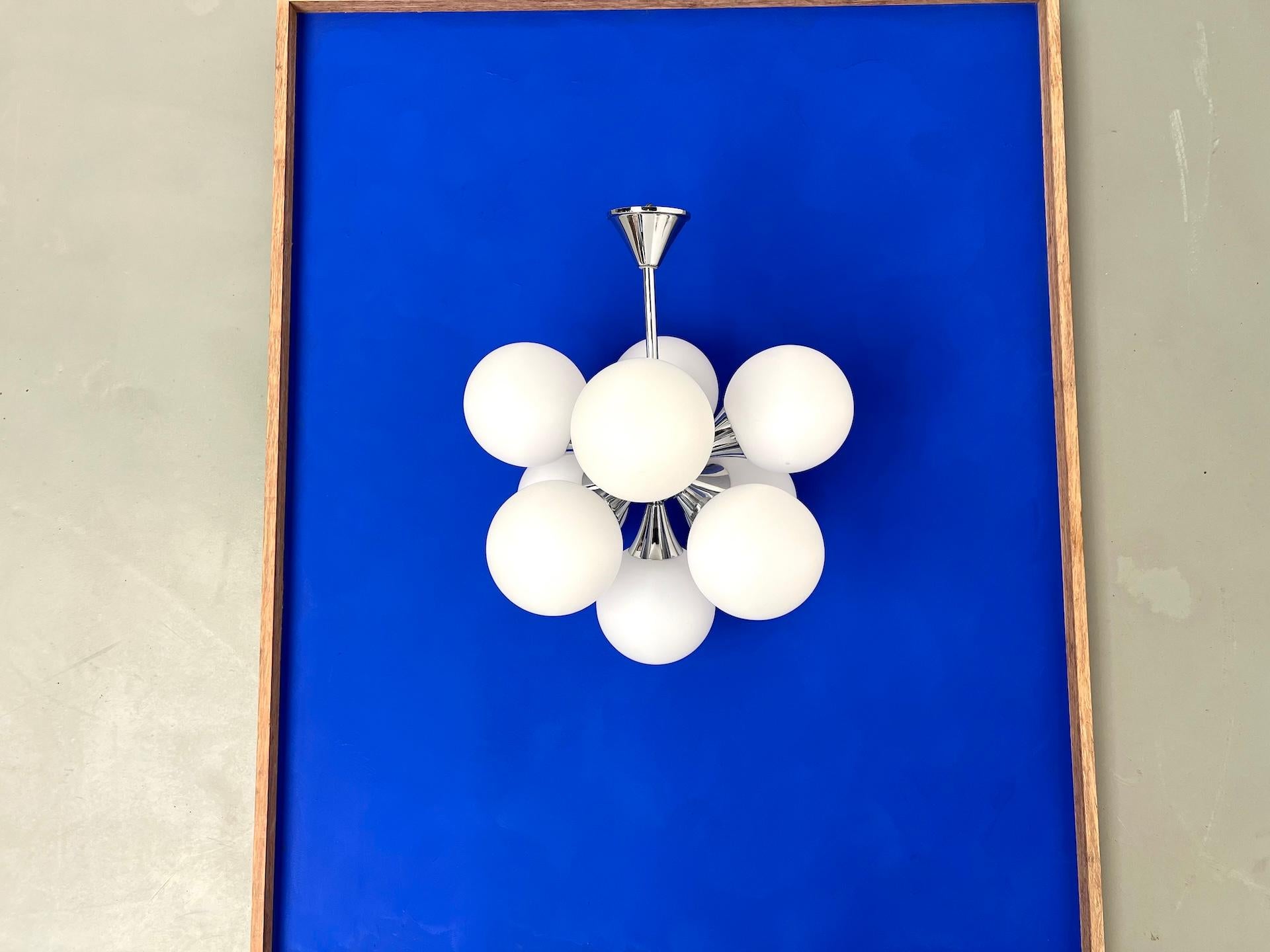 Lampada a sospensione dell'era spaziale, modello Sputnik degli anni '60 con 9 globi. in vendita 5