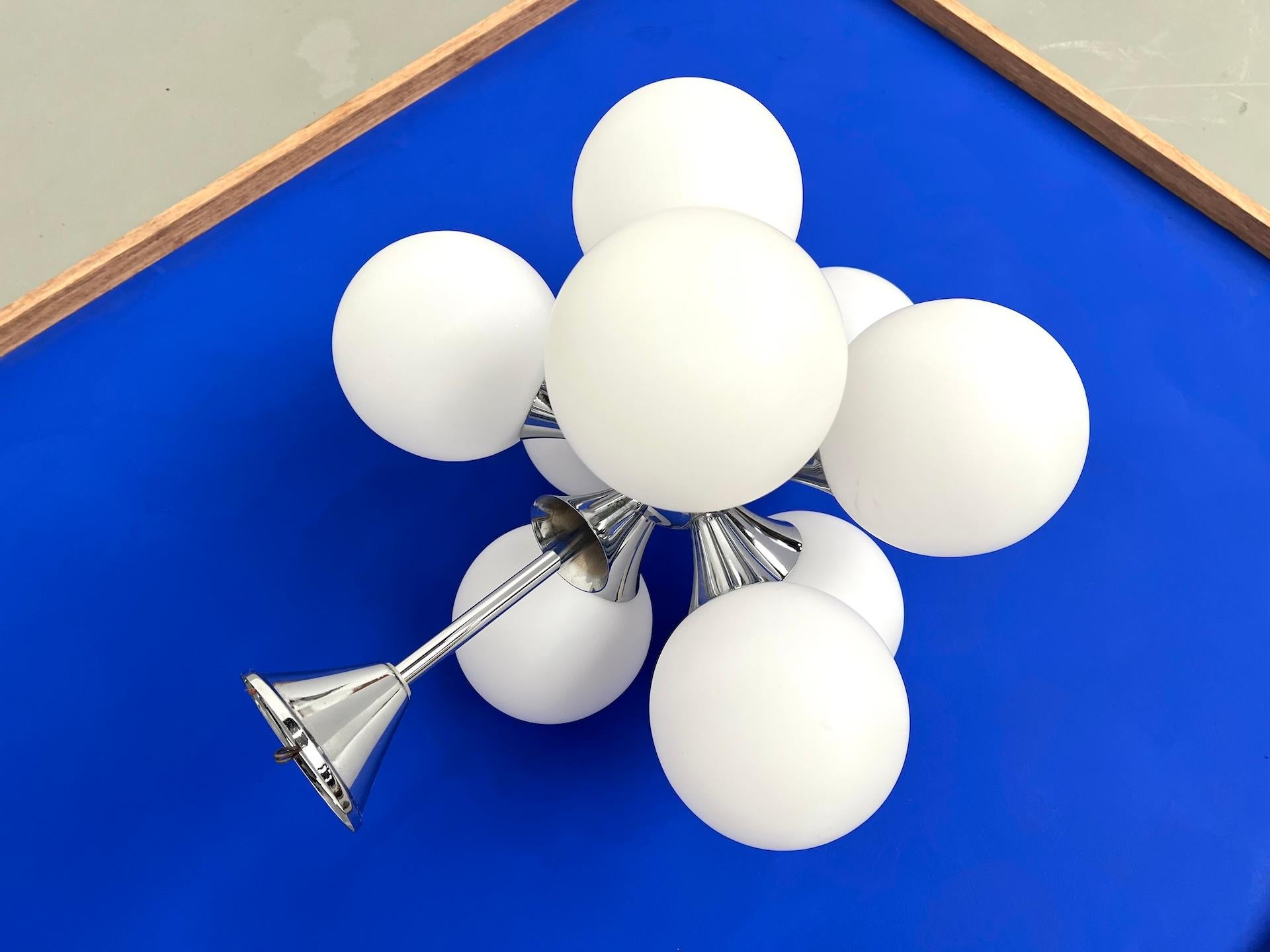 Lampada a sospensione dell'era spaziale, modello Sputnik degli anni '60 con 9 globi. in vendita 8