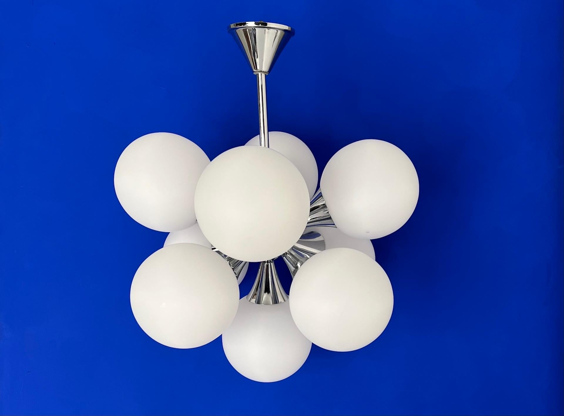 Splendida lampada a sospensione Sputnik in metallo cromato con 9 globi di vetro. In ottime condizioni. Prese a baionetta E14, tutte originali.

Un pezzo superbo.

Dimensioni: H48 x P40 cm
