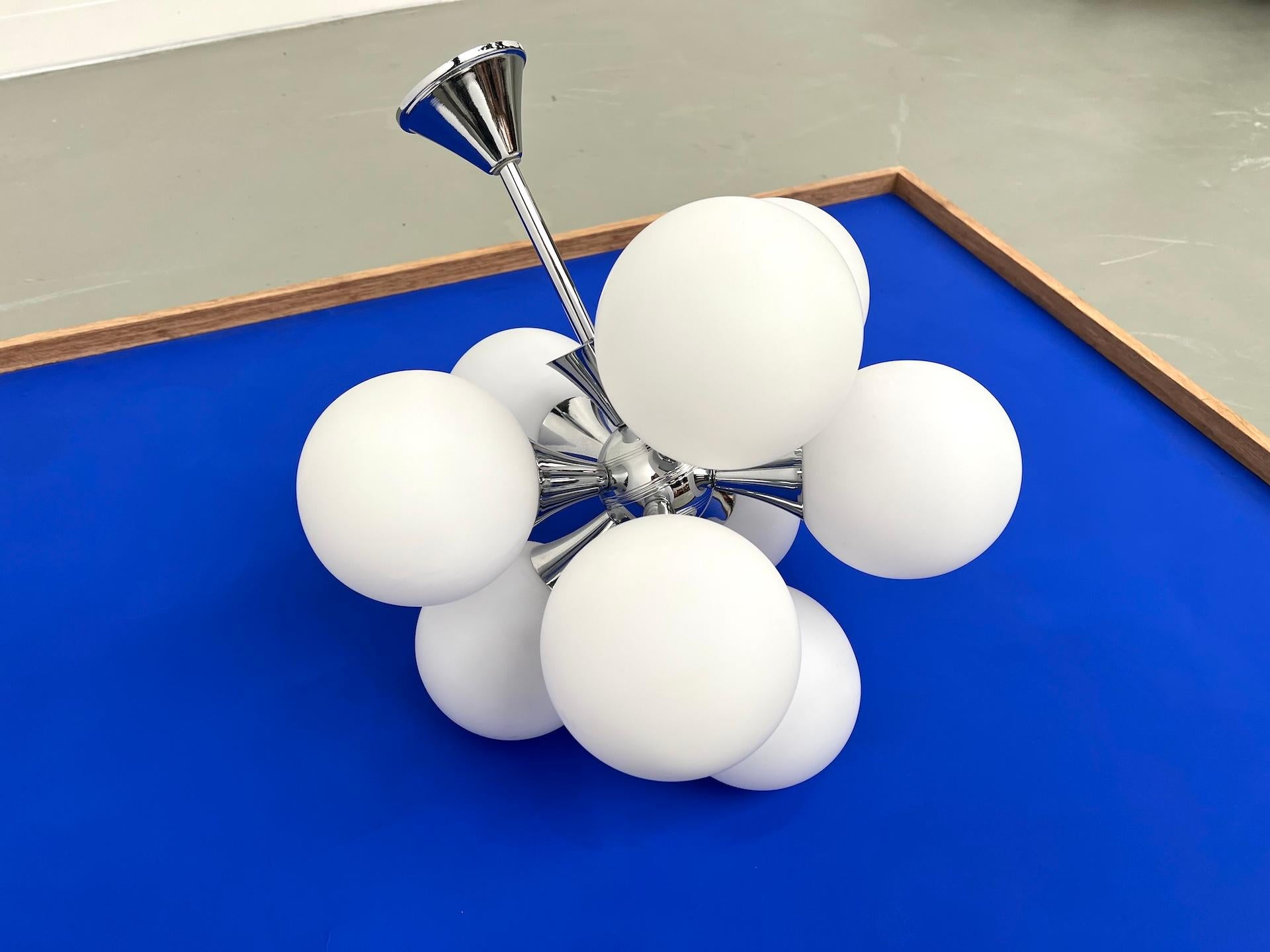 Space Age Lampada a sospensione dell'era spaziale, modello Sputnik degli anni '60 con 9 globi. in vendita