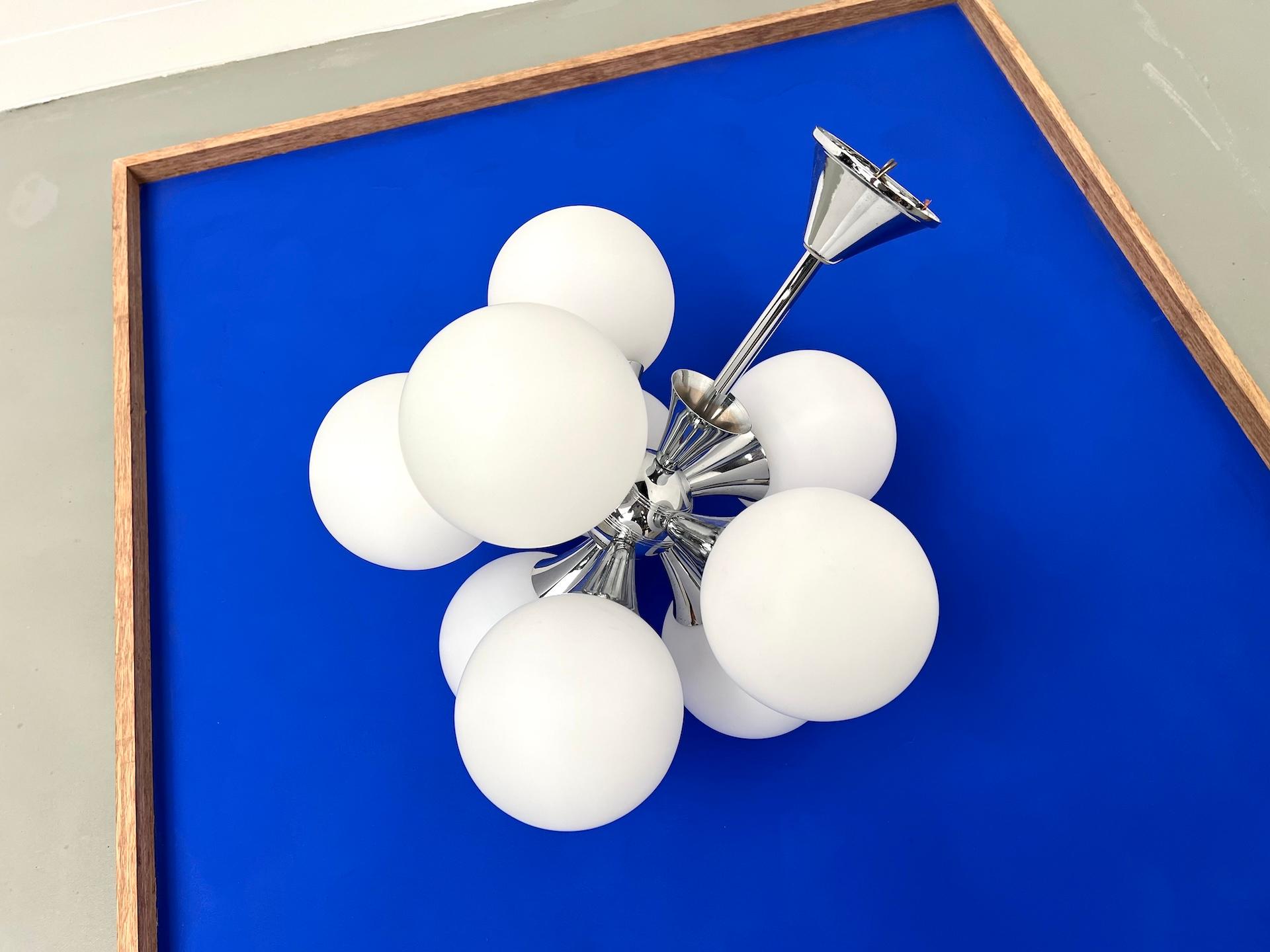 Lampada a sospensione dell'era spaziale, modello Sputnik degli anni '60 con 9 globi. In condizioni buone in vendita a LYON, FR