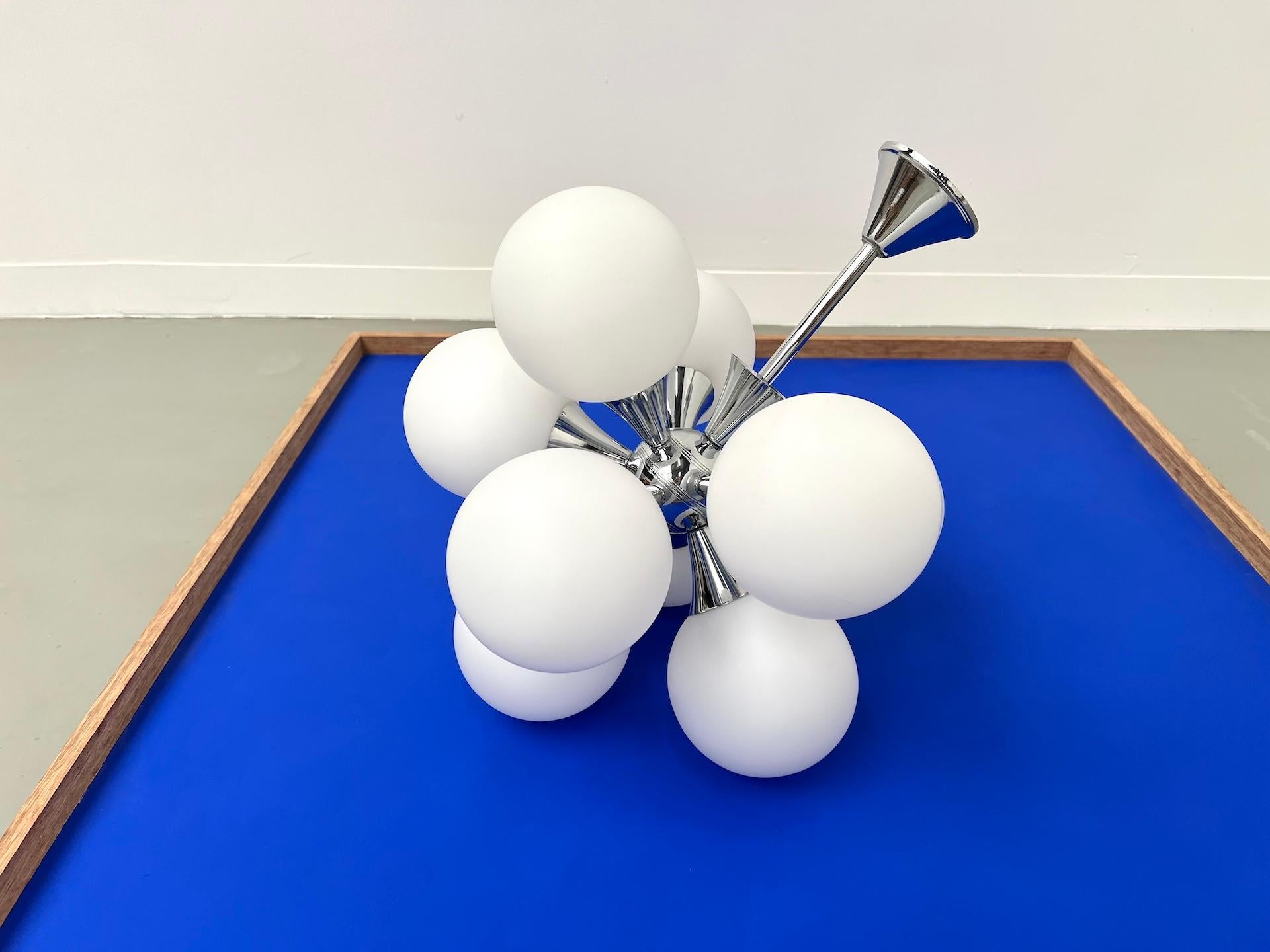 Metà XX secolo Lampada a sospensione dell'era spaziale, modello Sputnik degli anni '60 con 9 globi. in vendita