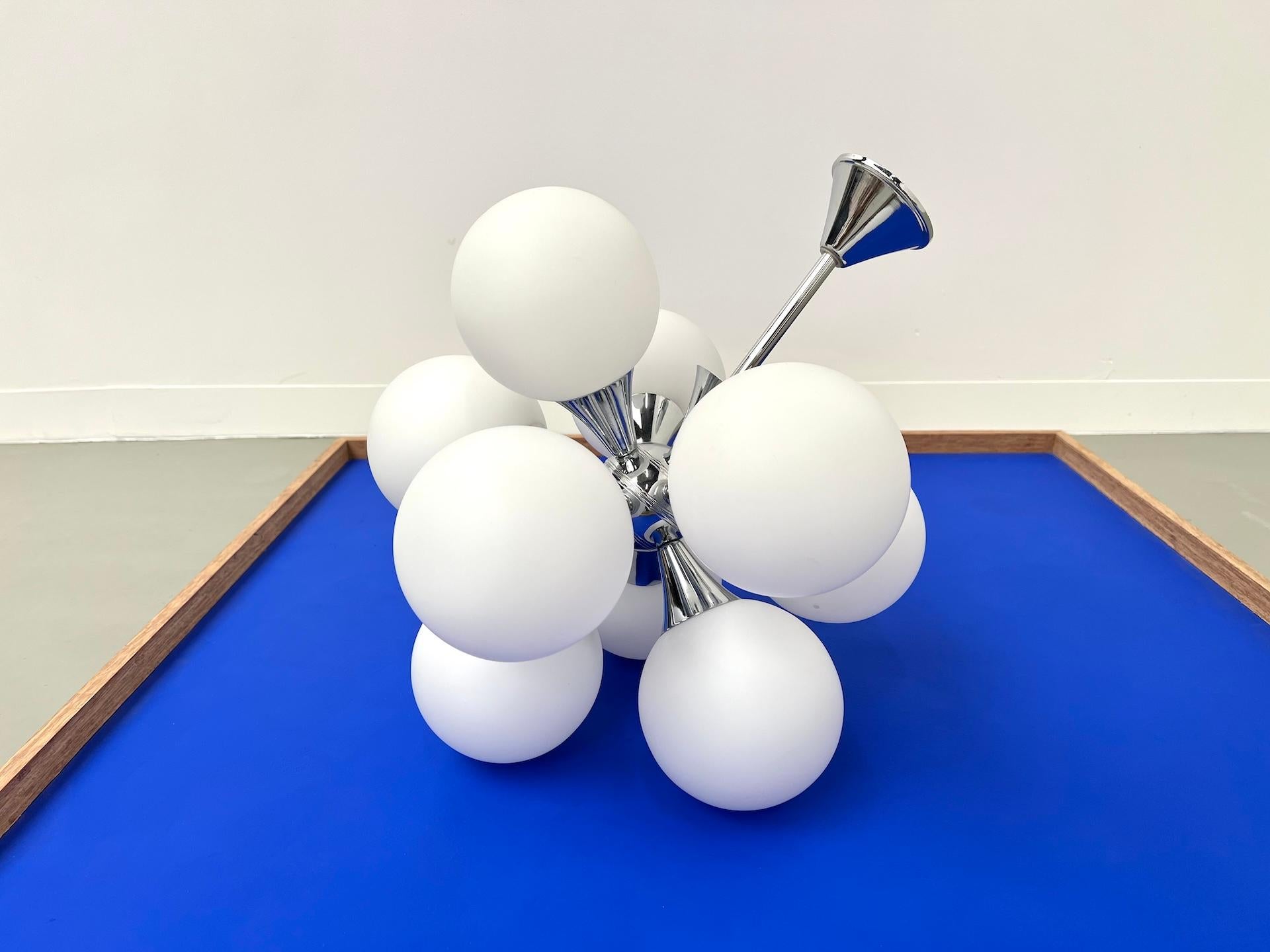 Vetro Lampada a sospensione dell'era spaziale, modello Sputnik degli anni '60 con 9 globi. in vendita