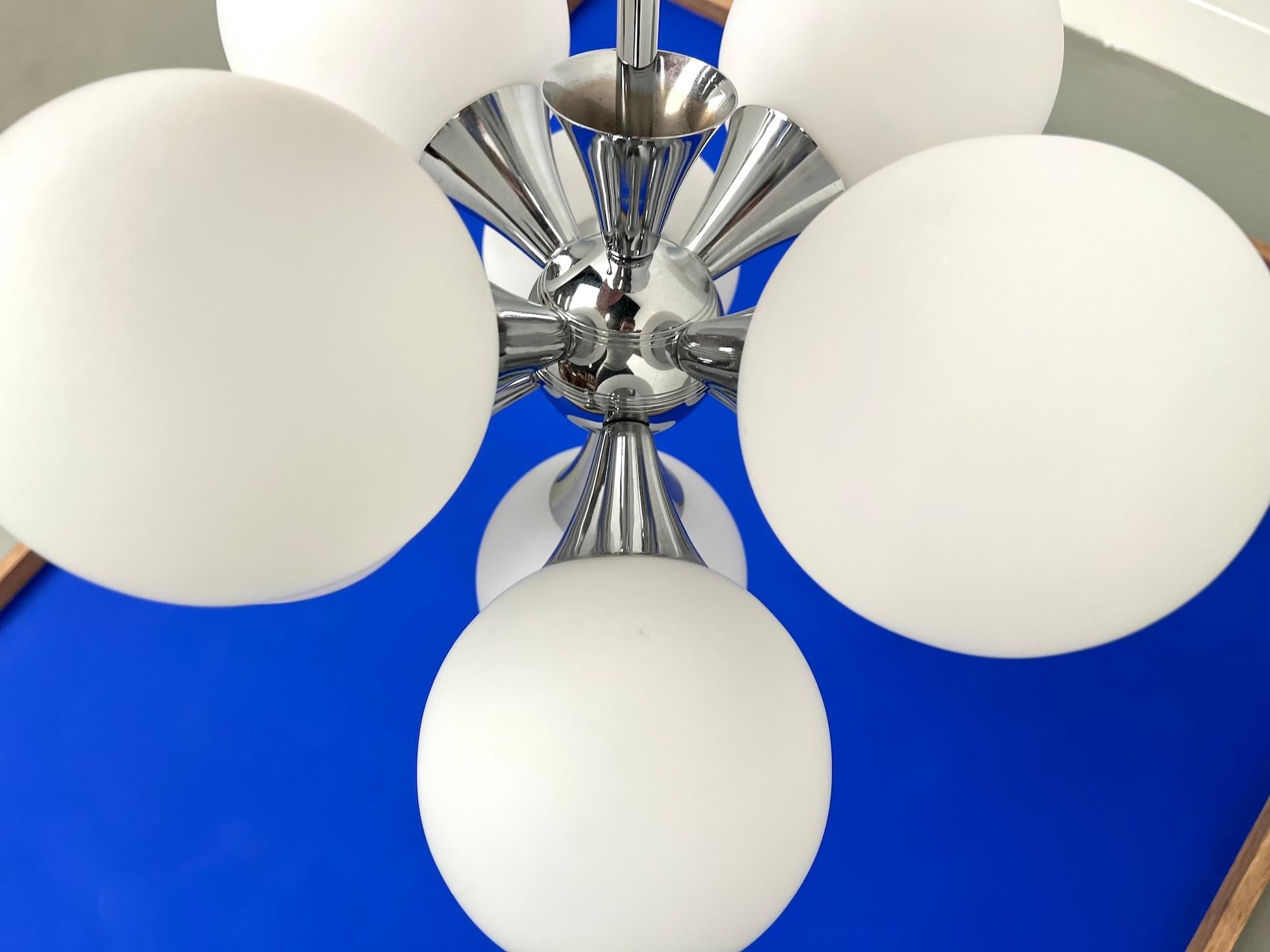 Lampada a sospensione dell'era spaziale, modello Sputnik degli anni '60 con 9 globi. in vendita 2