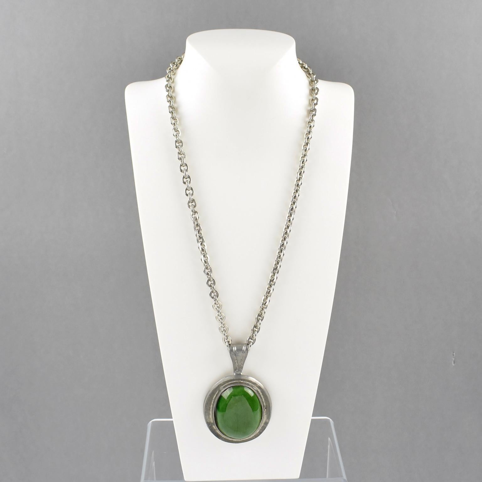 Moderniste Collier en étain de l'ère spatiale avec pendentif en céramique verte en vente