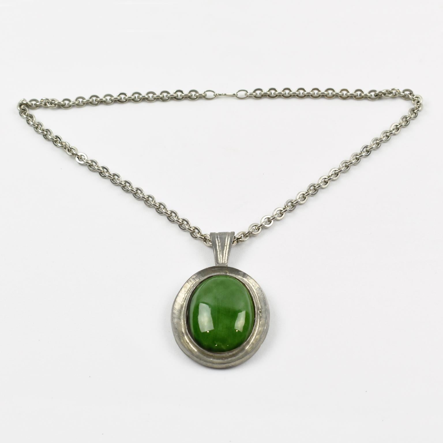 Collier en étain de l'ère spatiale avec pendentif en céramique verte Excellent état - En vente à Atlanta, GA