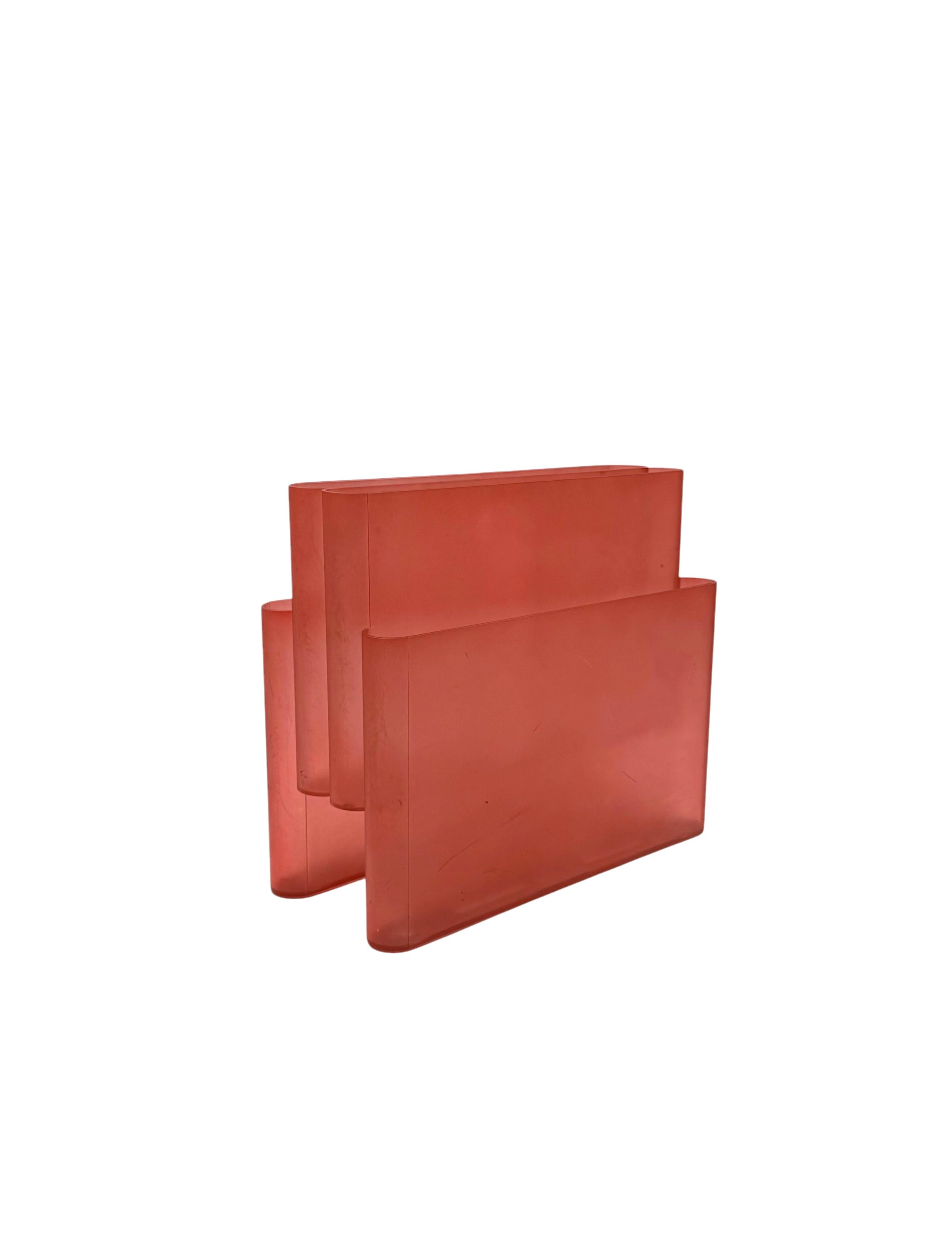 Space age pink plastic magazine rack

Giotto Stoppino, Kartell 1970s

H: 34.5 x 40 × 18.5 cm

Marked 

Conditions: good consistent with age and use. Signs of use