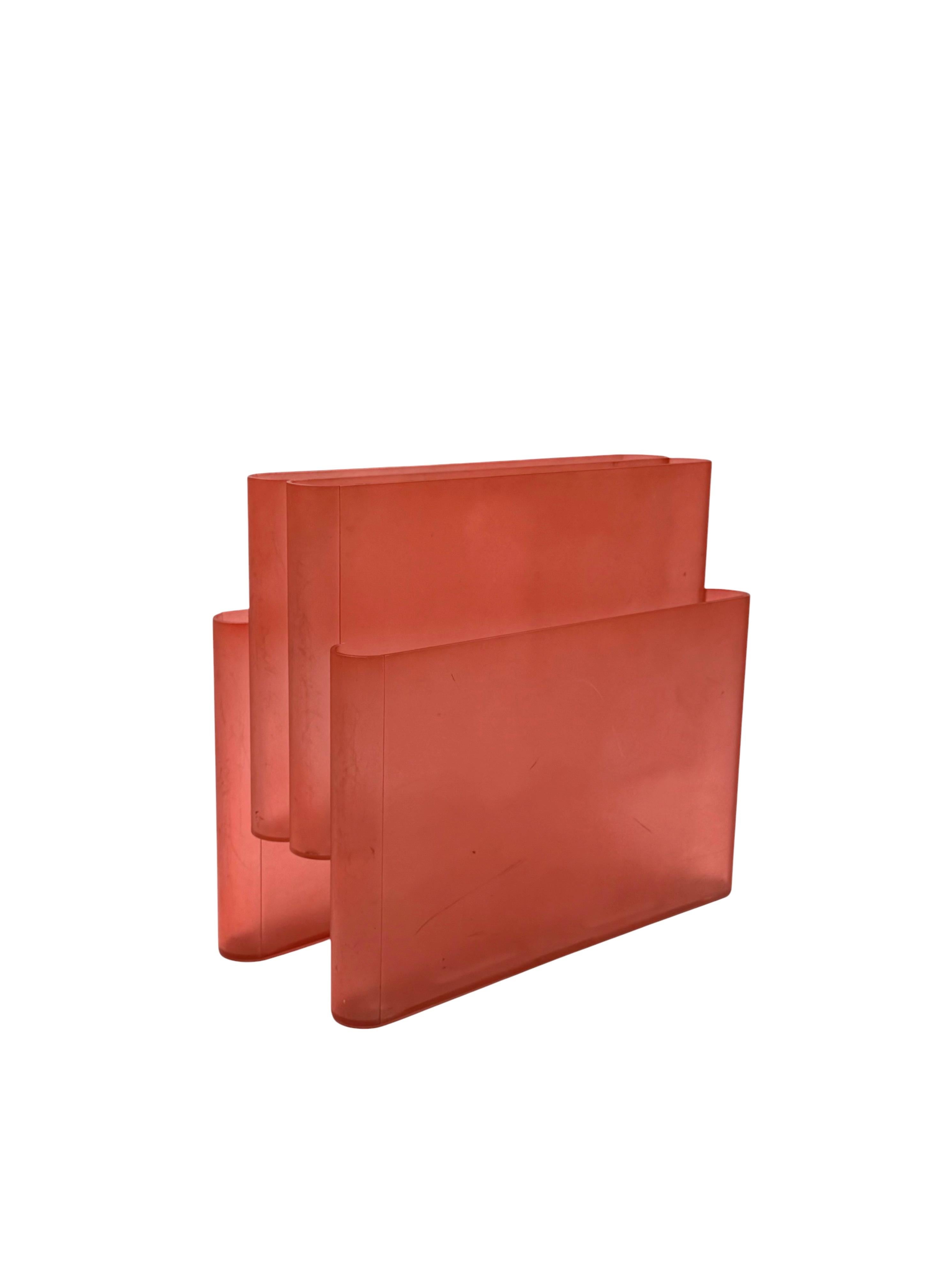 Postmoderne Space age pink plastic magazine rack, Giotto Stoppino, Kartell 1970s en vente