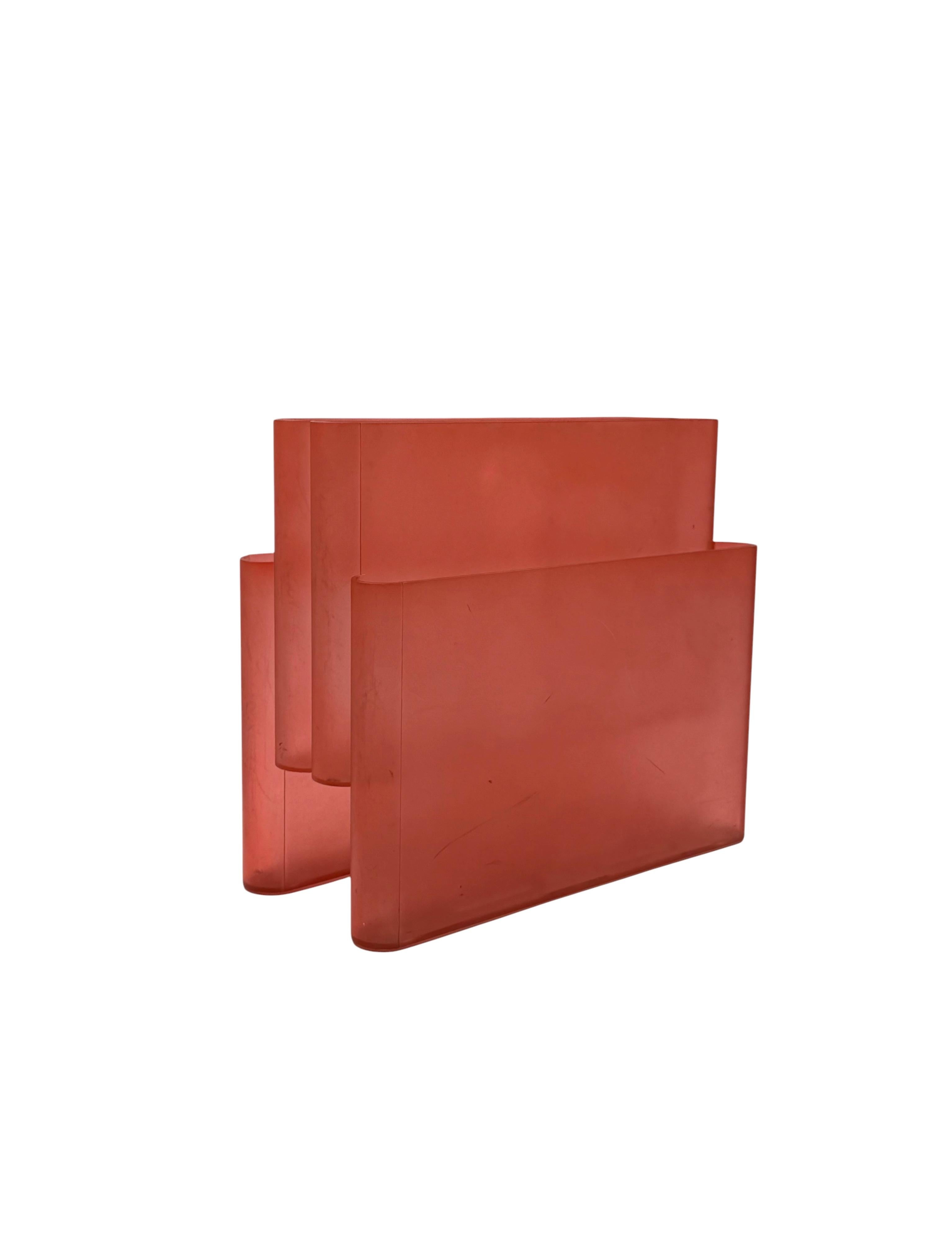 Italian Space age pink plastic magazine rack, Giotto Stoppino, Kartell 1970s en vente
