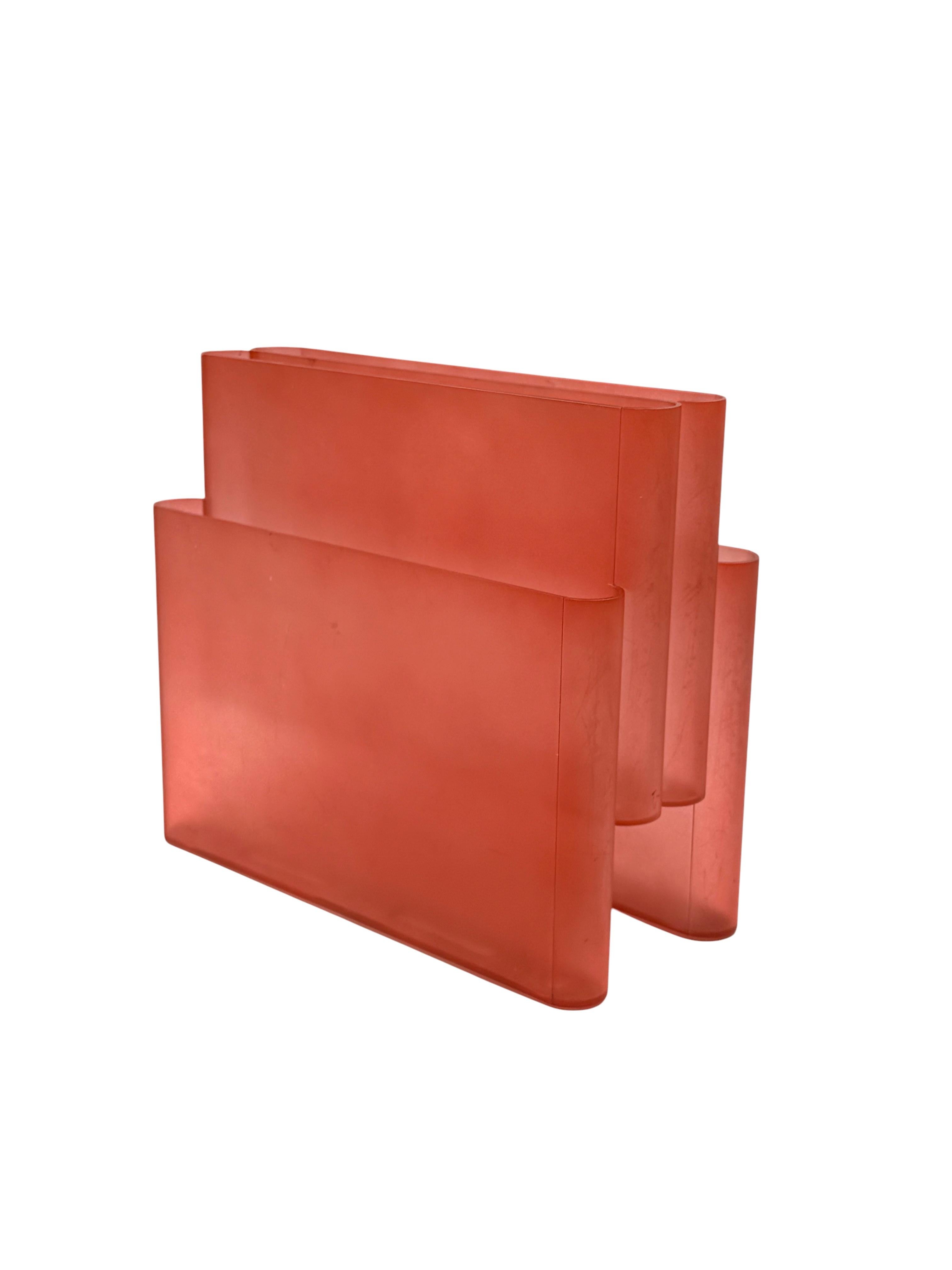 Plastique Space age pink plastic magazine rack, Giotto Stoppino, Kartell 1970s en vente