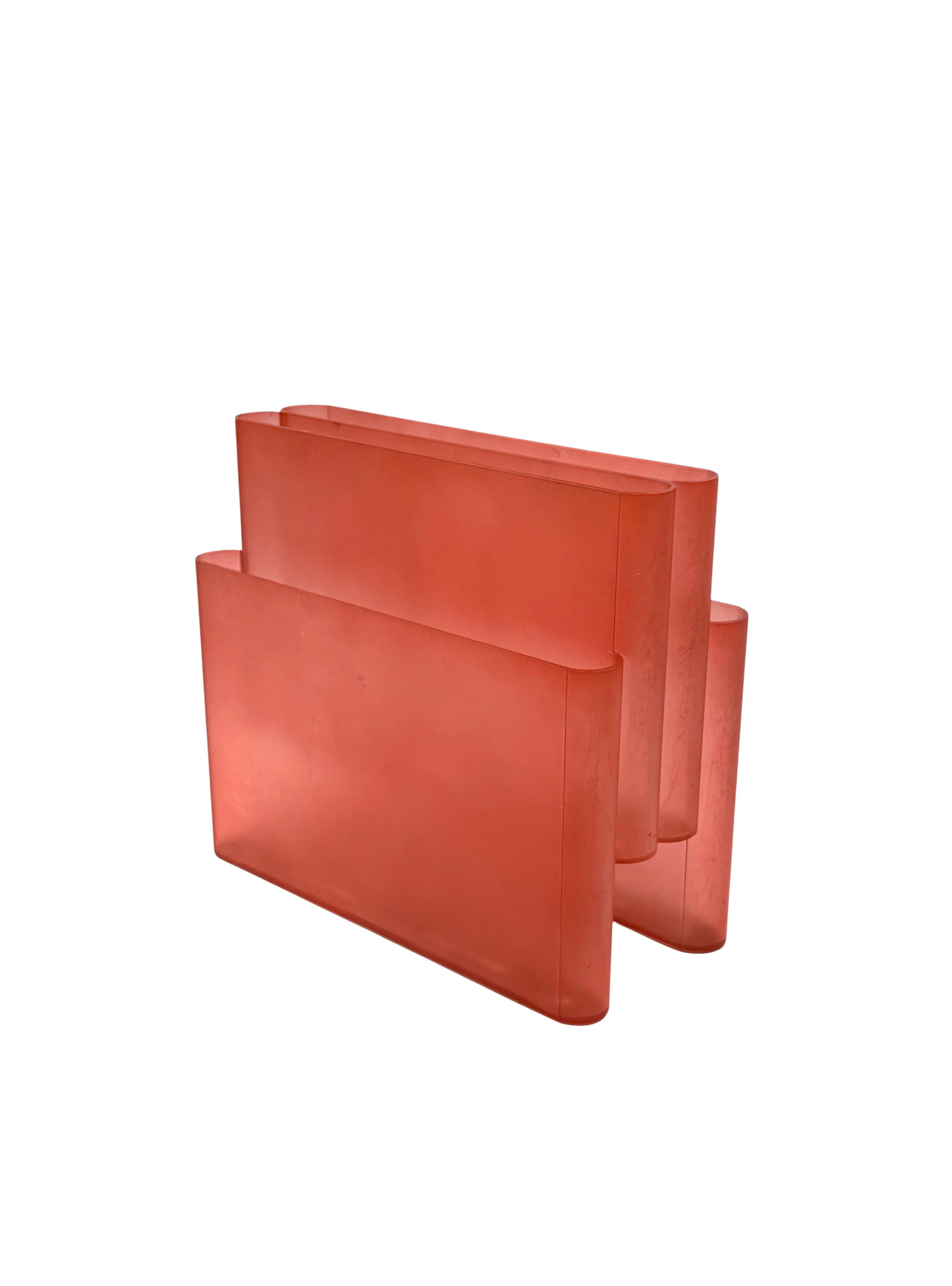 Space age pink plastic magazine rack, Giotto Stoppino, Kartell 1970s en vente 1
