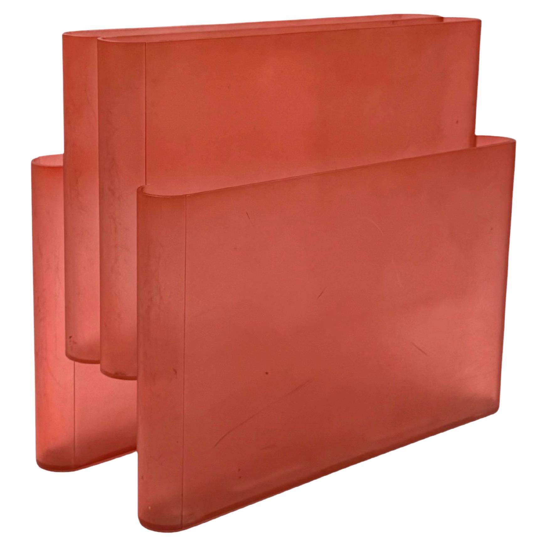 Space age pink plastic magazine rack, Giotto Stoppino, Kartell 1970s