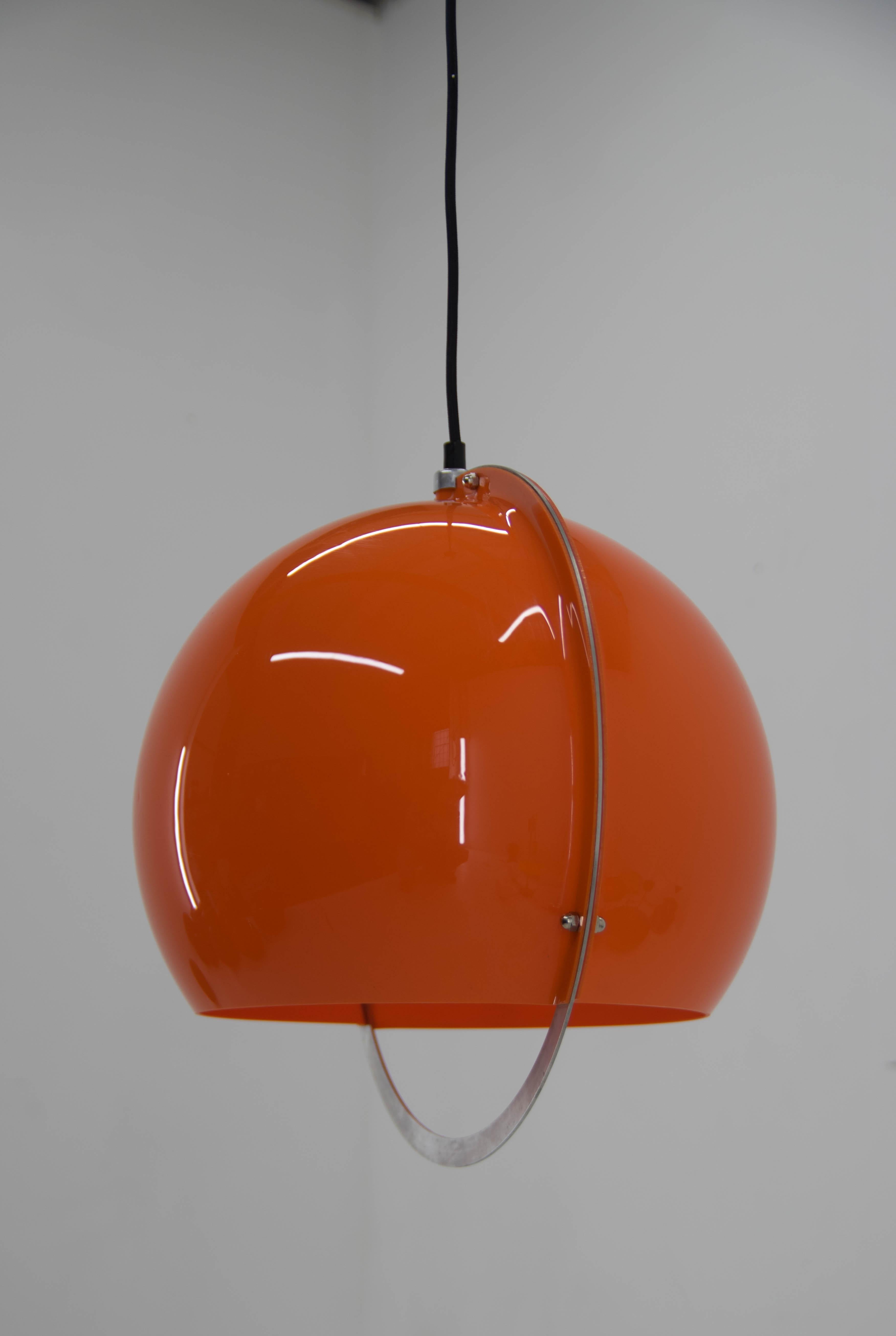 Minimalist orange-red pendant.
Rewired: textil cable, 1x60W, E25-E27 bulb
US wiring compatible.