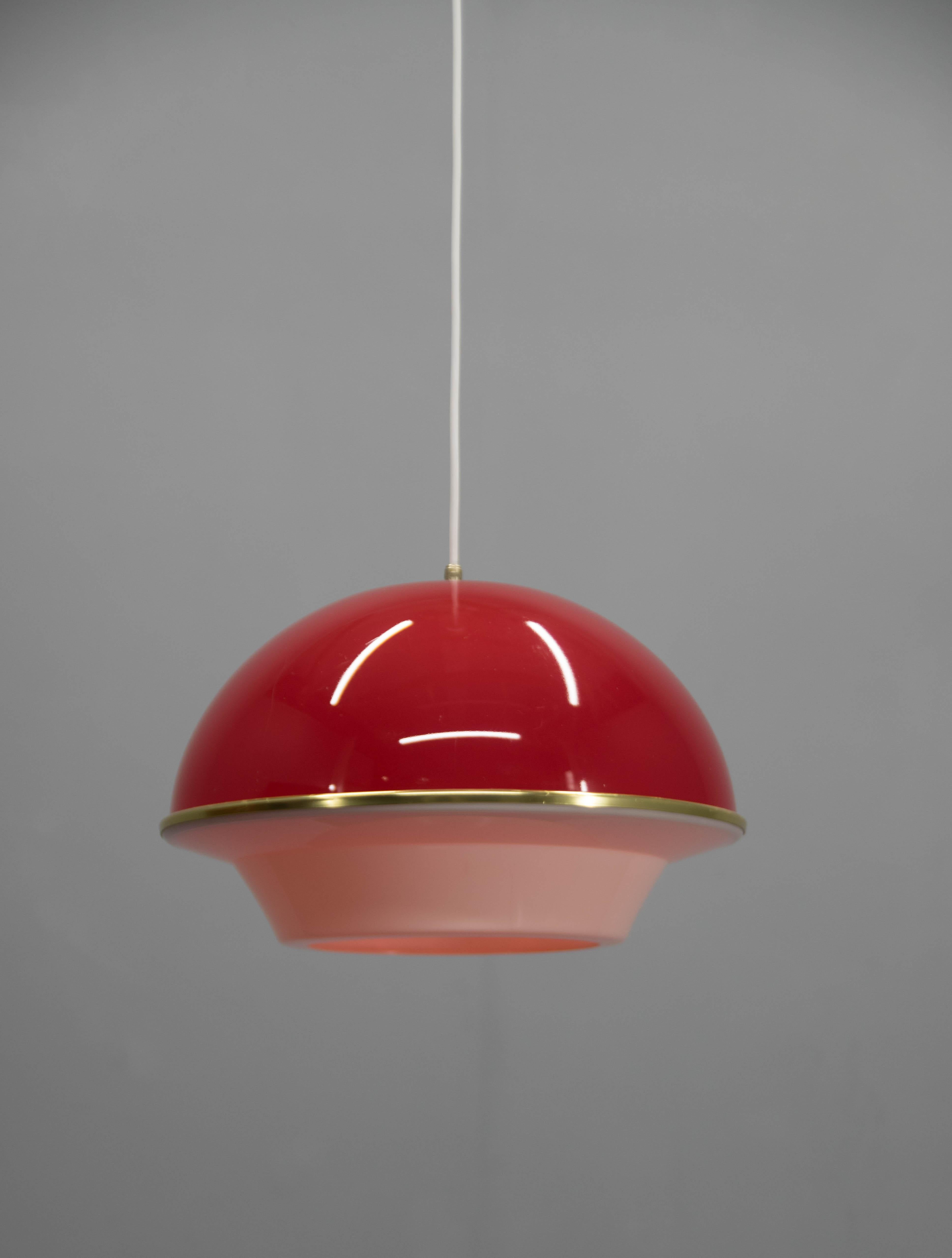 Space Age-Anhänger aus den 1960er Jahren in Italien.
Roter Kunststoffschirm mit einigen auf den Bildern sichtbaren Kratzern.
Neu verdrahtet: 1x40W, E25-E27 Glühbirne
US-Verkabelung kompatibel
