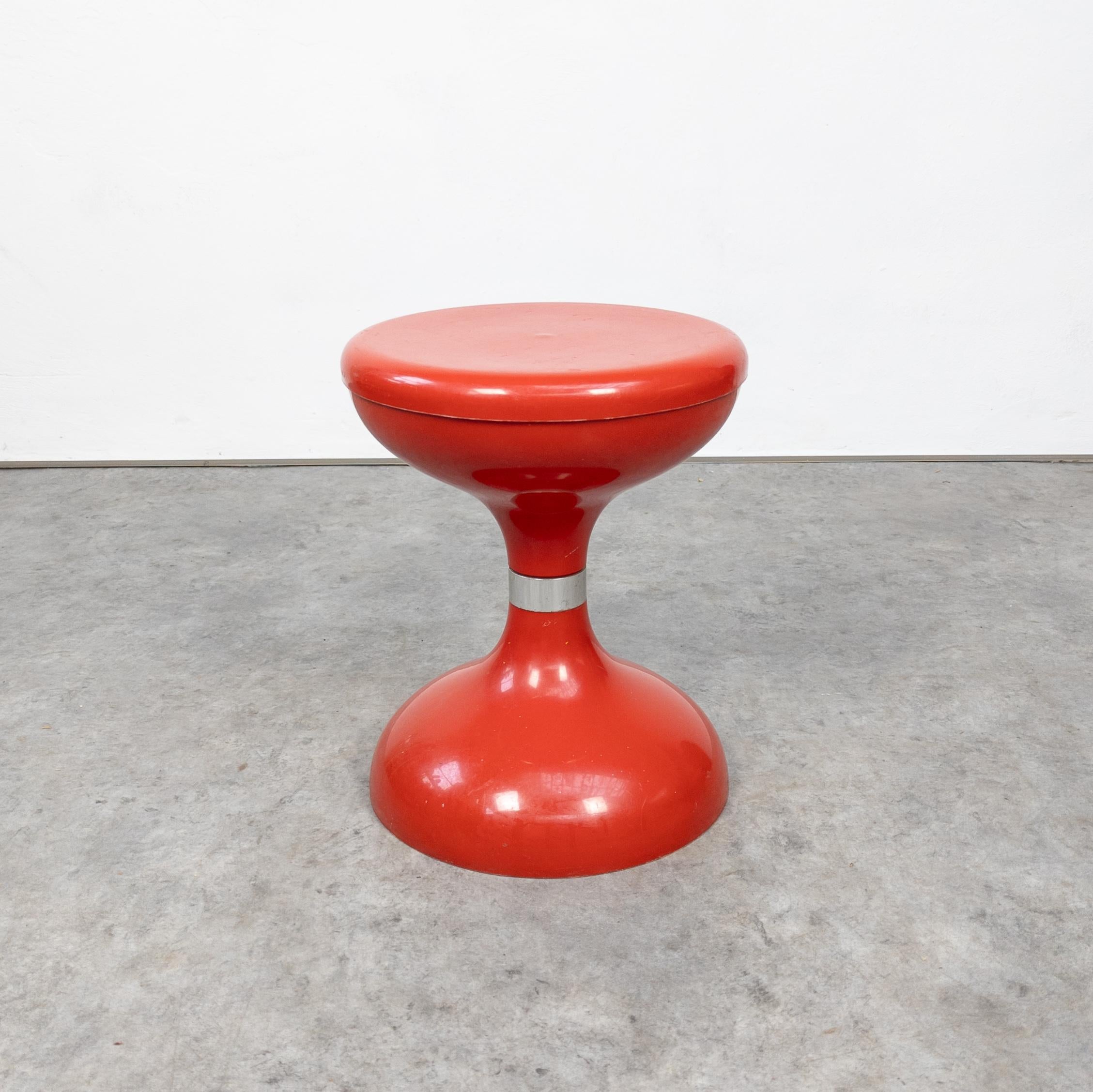 Tabouret en plastique rouge avec un ruban en aluminium argenté au milieu. Fabriqué  par S.p.A. Biemme Bologna, Italie 1970. En très bon état vintage avec seulement quelques rayures mineures sur la surface.