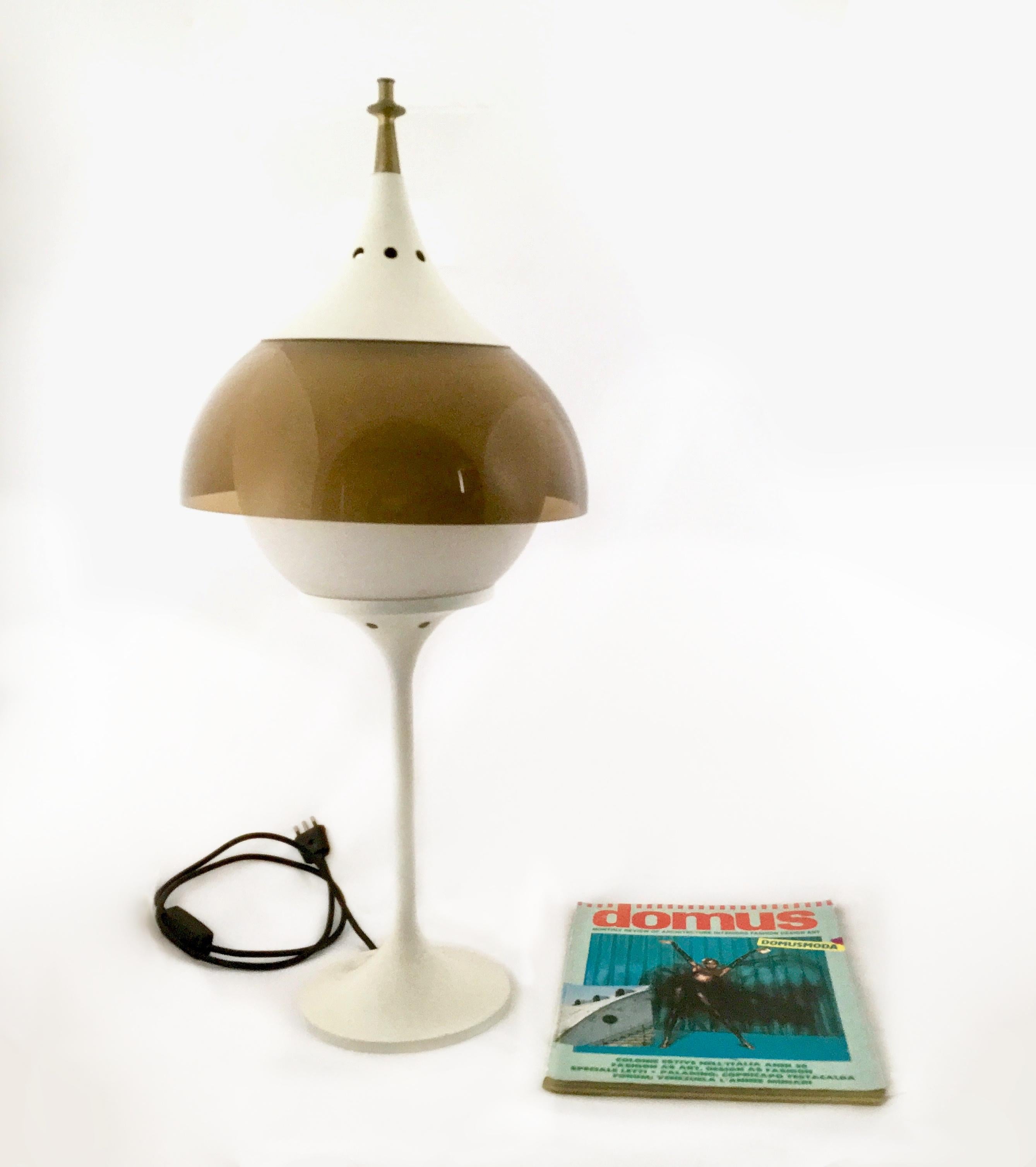 Italian Space Age Postmodern Plexiglass and White Varnished Metal Table Lamp, Italy